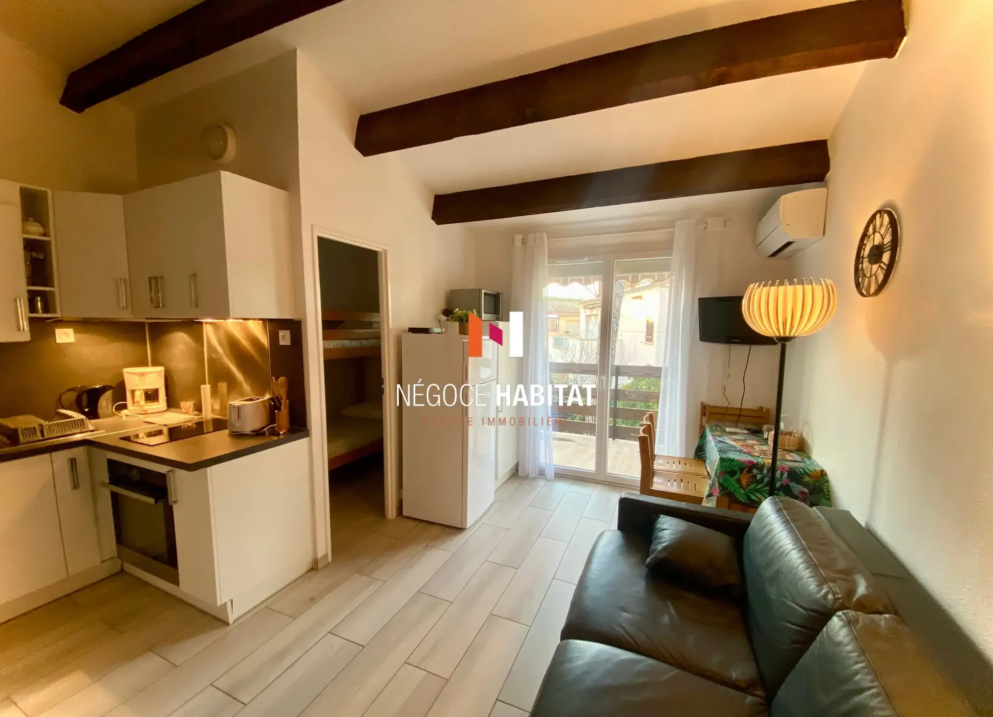 Studio Cabine rénové à Cap d'Agde avec balcon, parking et vue ouest 