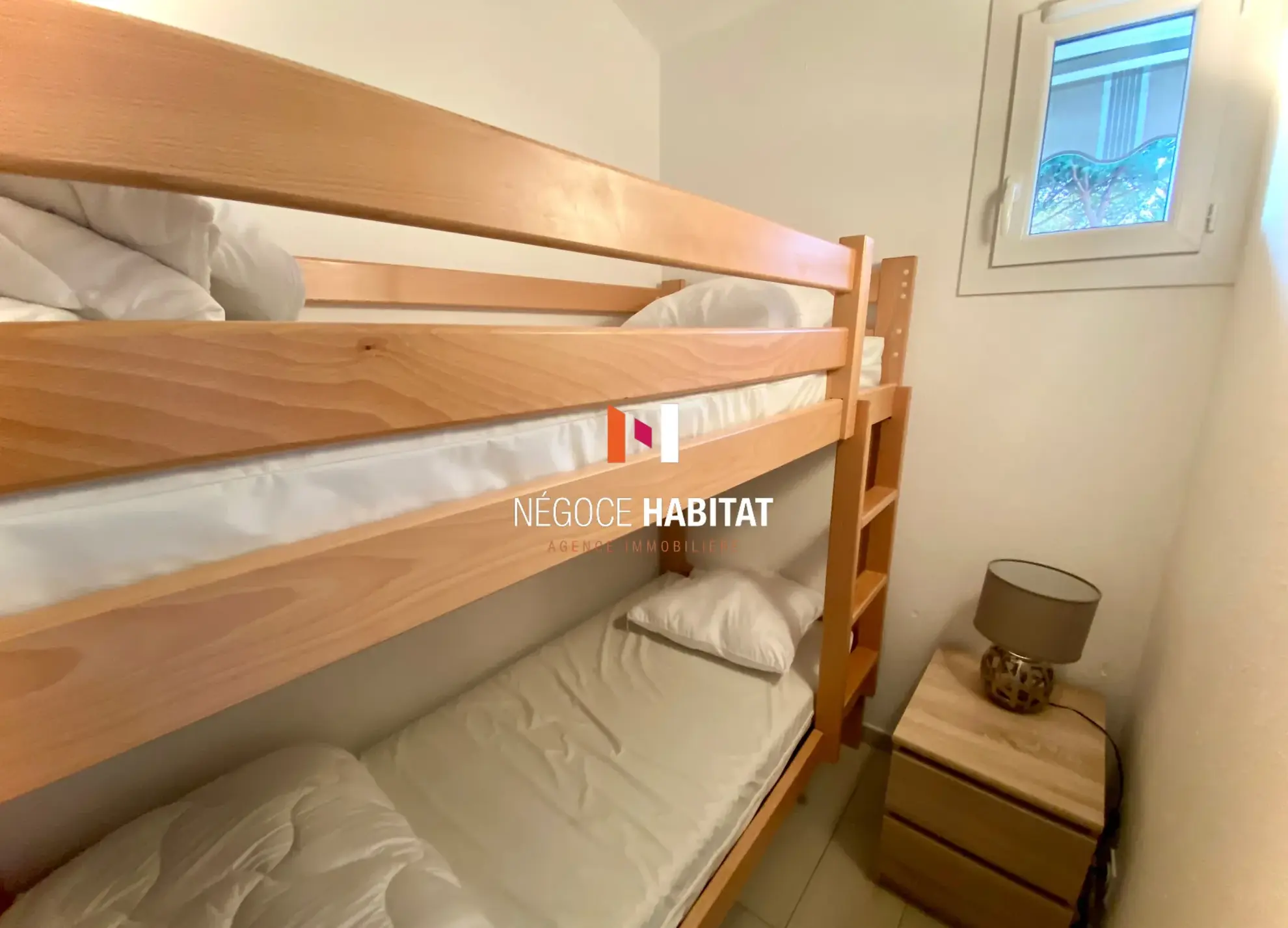 Studio Cabine rénové à Cap d'Agde avec balcon, parking et vue ouest 