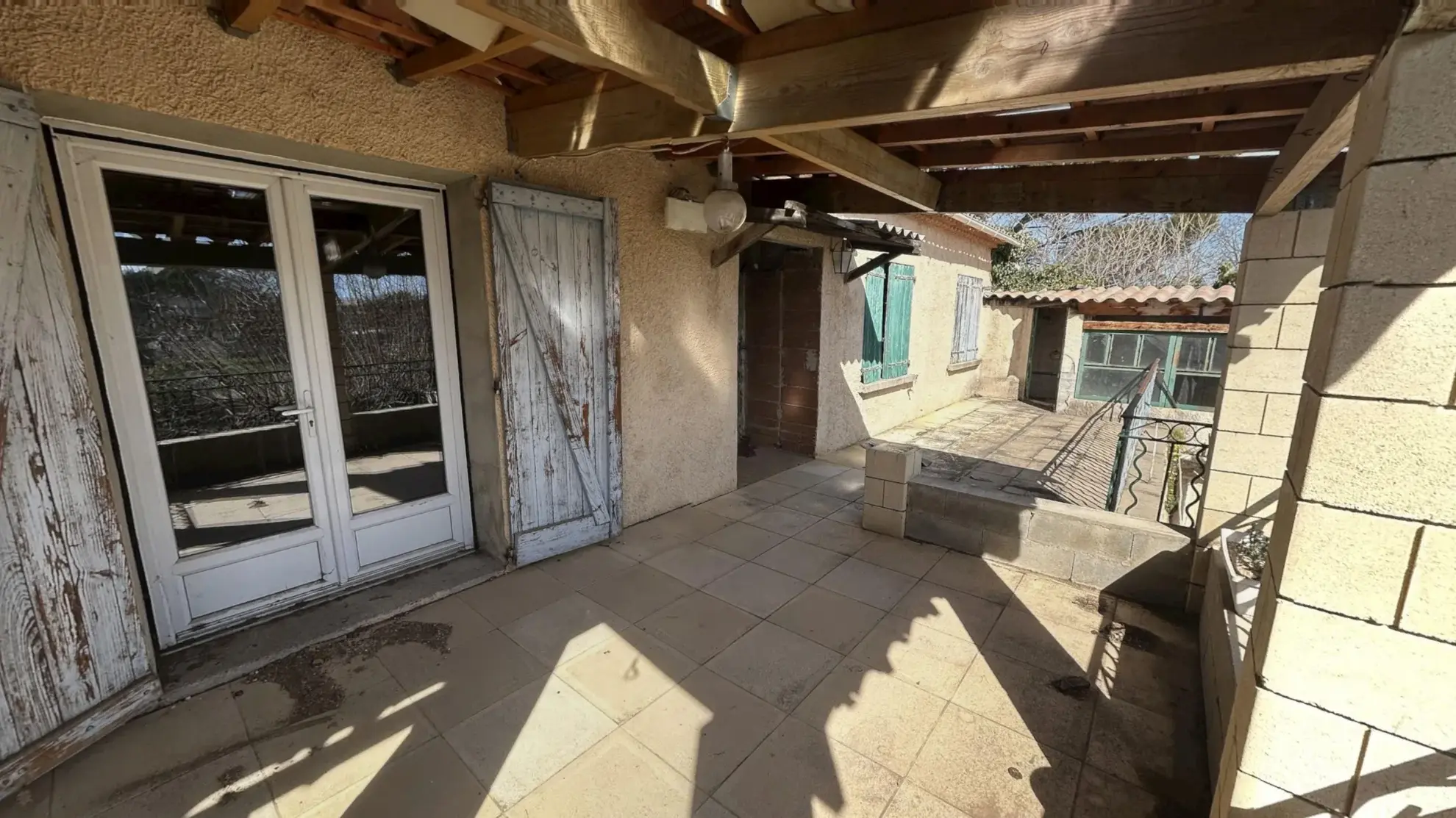 Maison de 200 m² à Carpentras avec appartement indépendant et potentiel de rénovation 