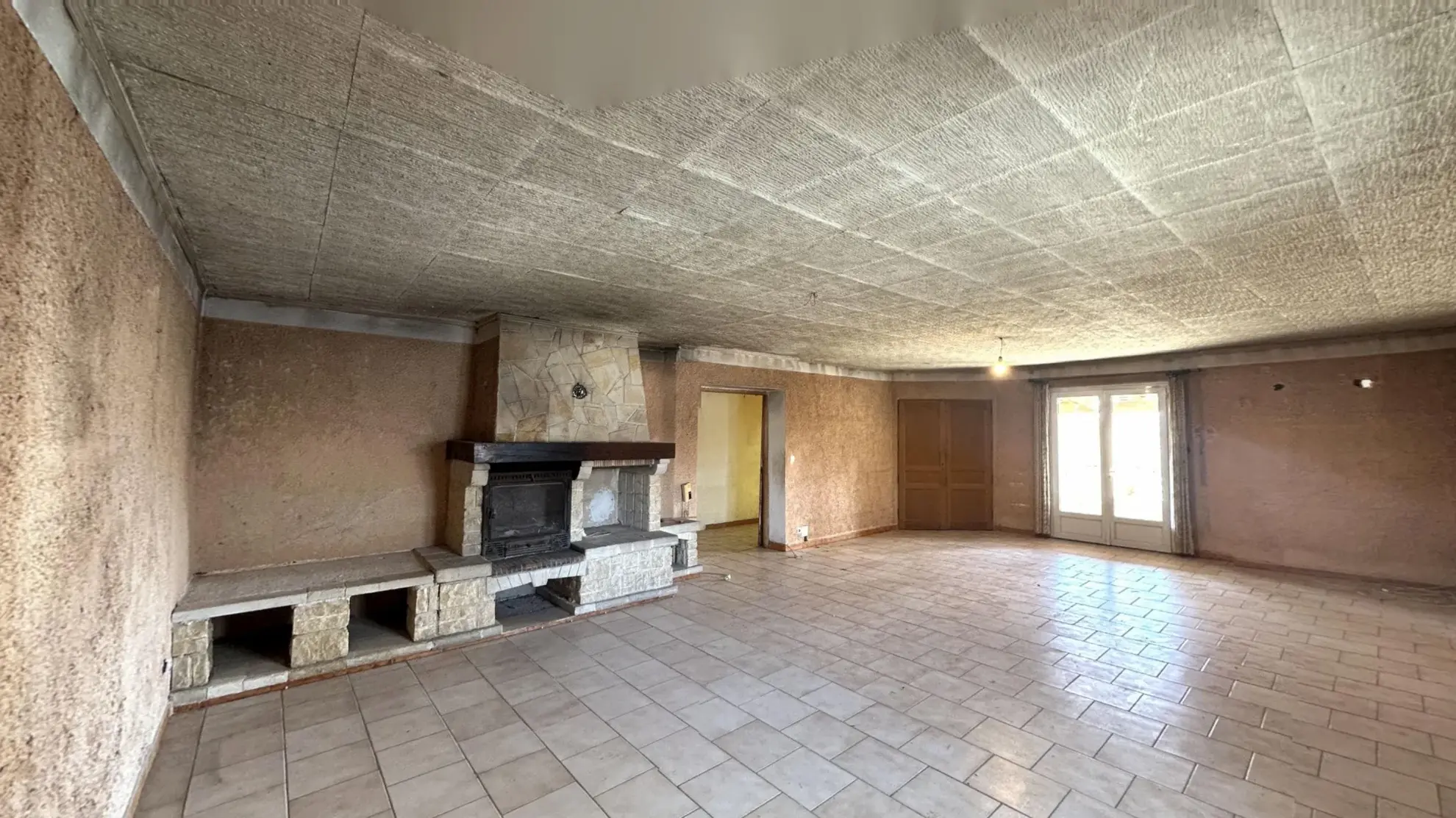 Maison de 200 m² à Carpentras avec appartement indépendant et potentiel de rénovation 