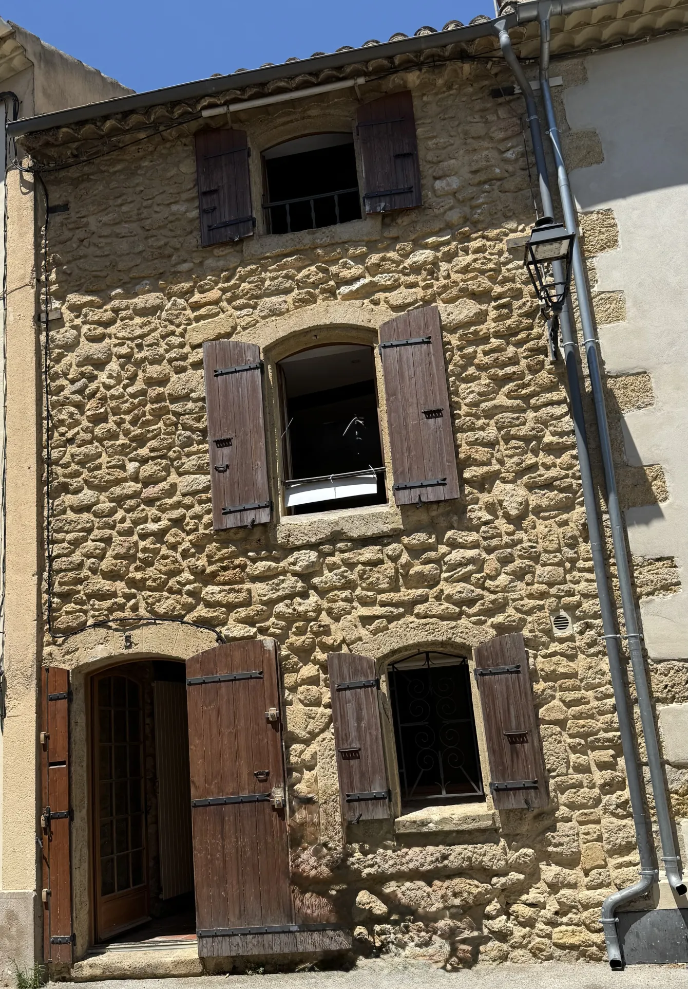 Maison de ville de charme à vendre à Grans, 68 m² avec potentiel d'aménagement