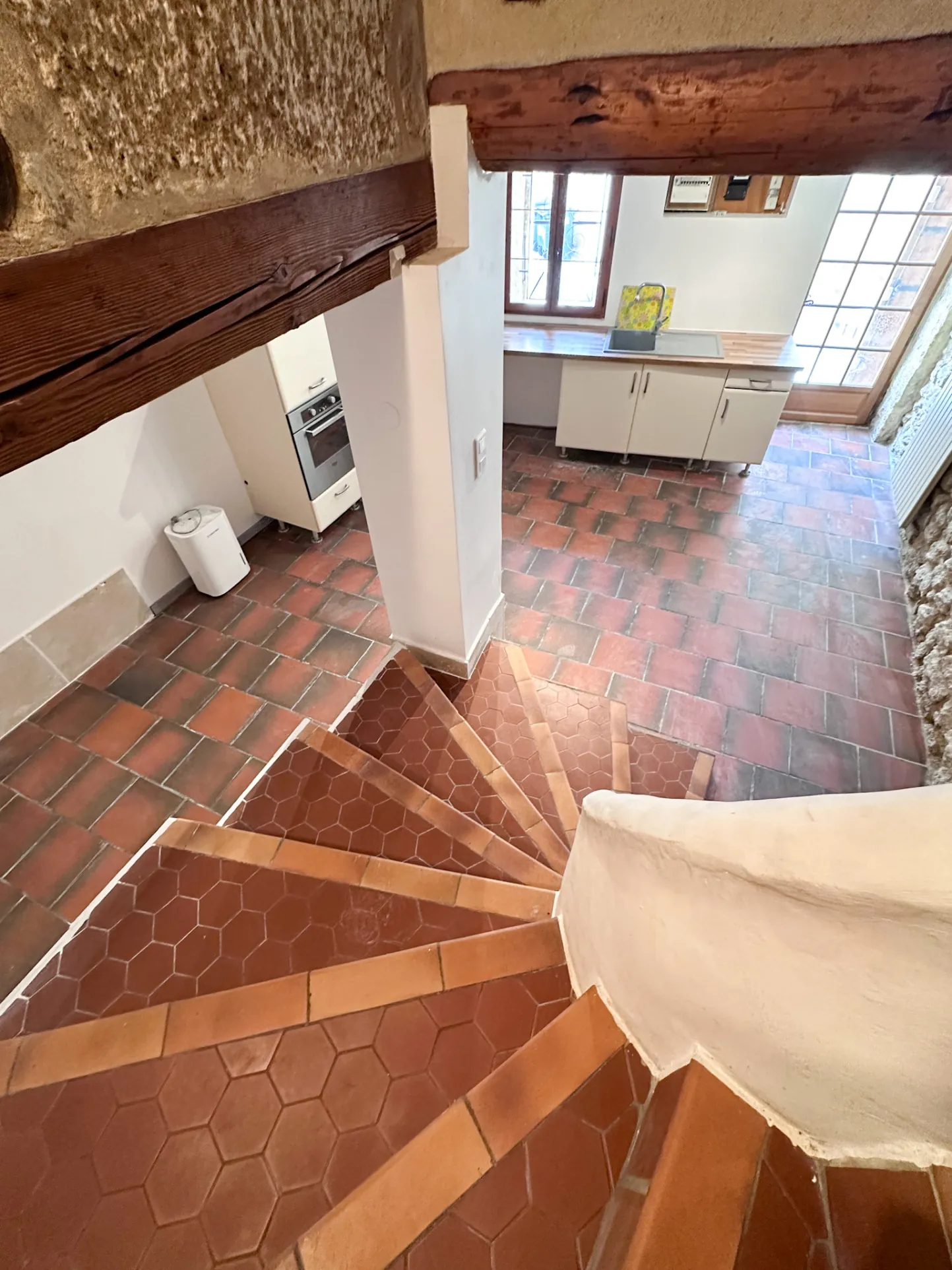 Maison de ville de charme à vendre à Grans, 68 m² avec potentiel d'aménagement 