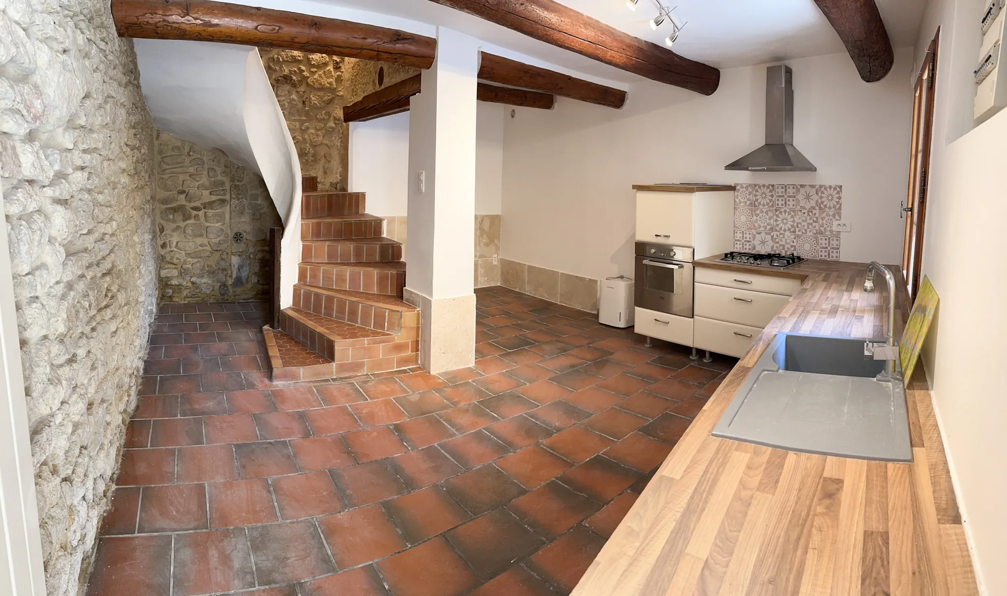 Maison de ville de charme à vendre à Grans, 68 m² avec potentiel d'aménagement 