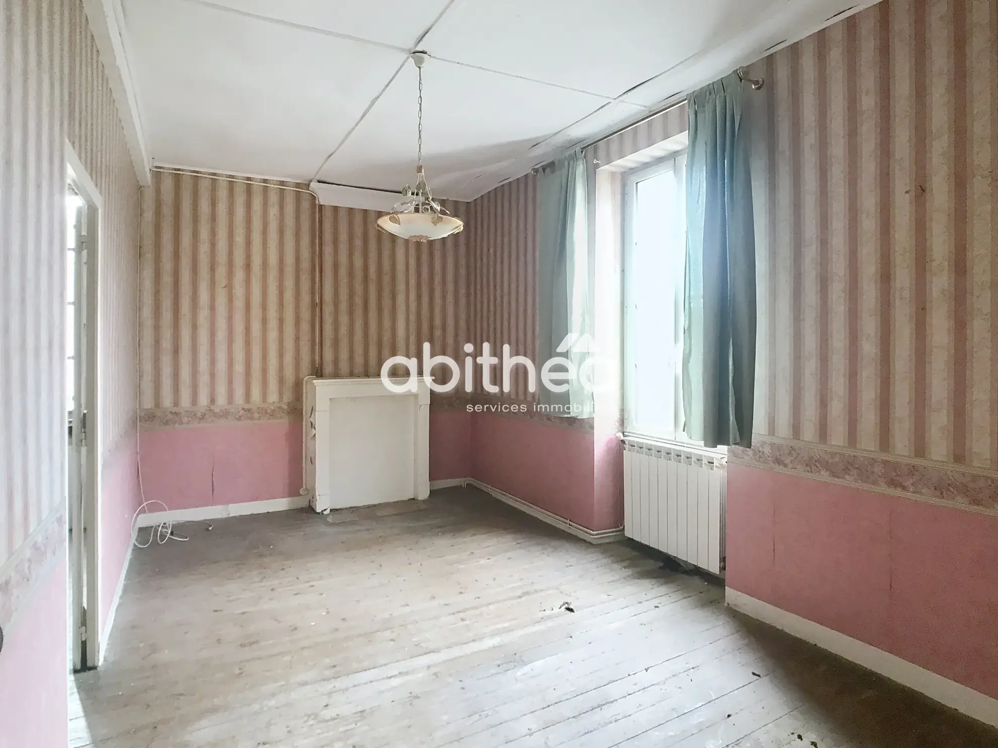 Maison charentaise à rénover à Dirac avec dépendances et potentiel d'aménagement 