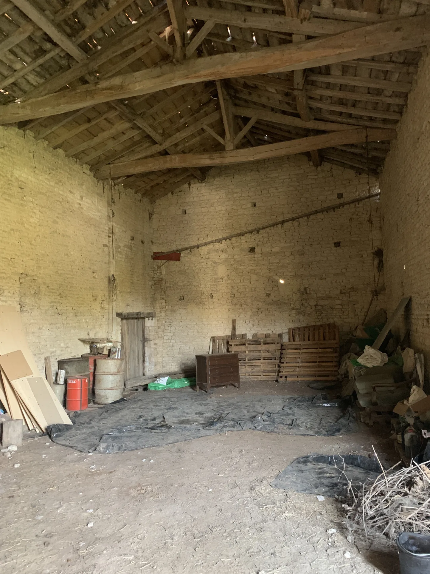 Maison à rénover de 100 m² avec dépendances à Cresse (17160), grand potentiel 