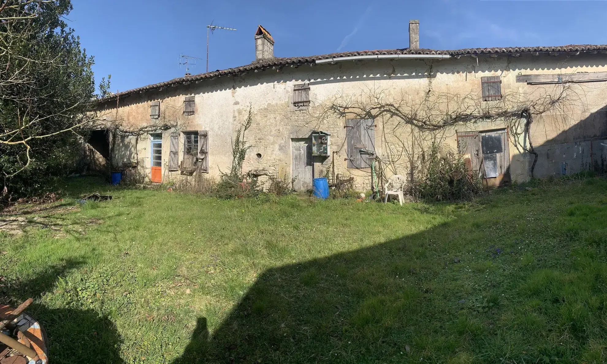 Maison à rénover de 100 m² avec dépendances à Cresse (17160), grand potentiel 