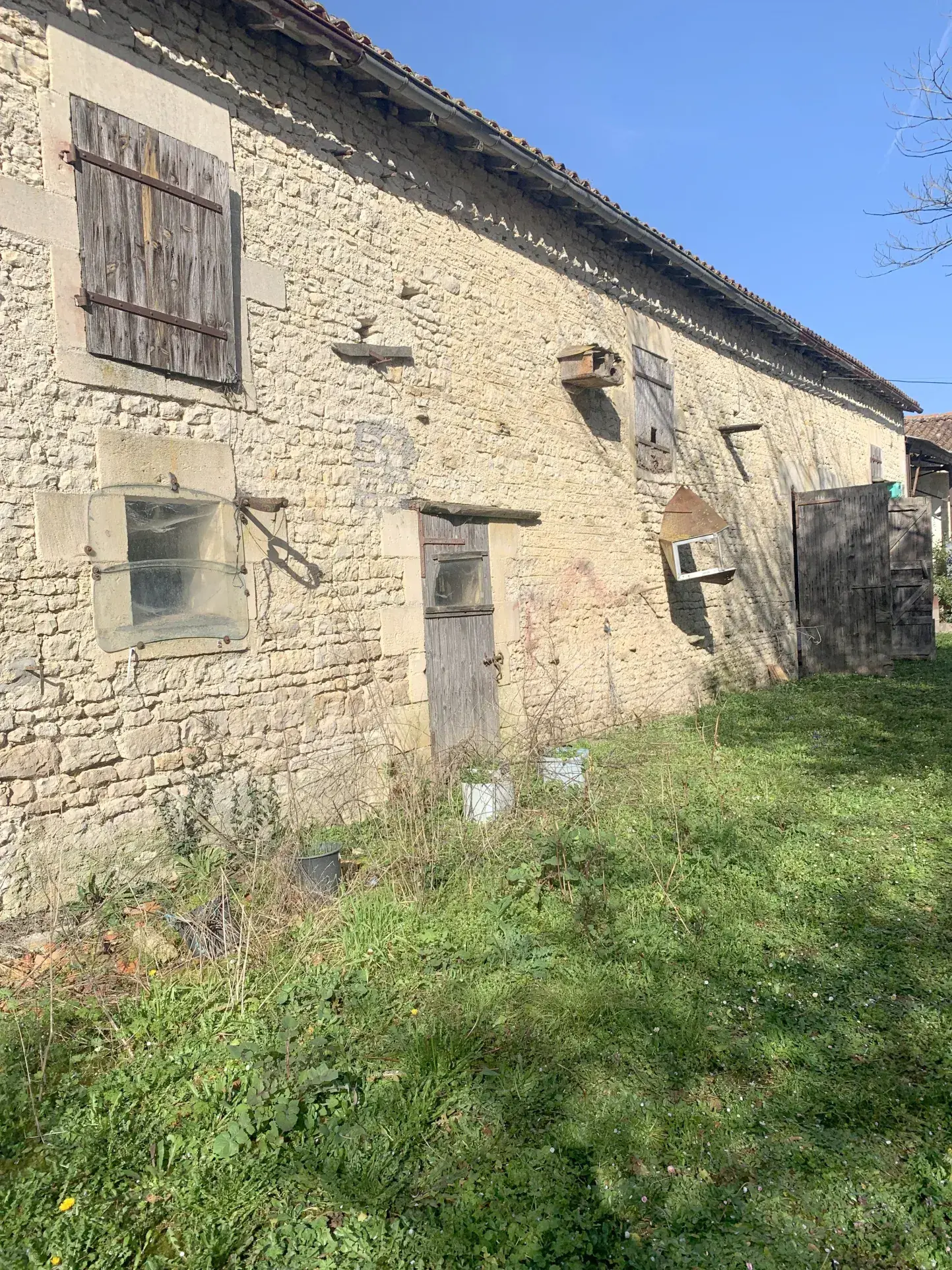 Maison à rénover de 100 m² avec dépendances à Cresse (17160), grand potentiel 