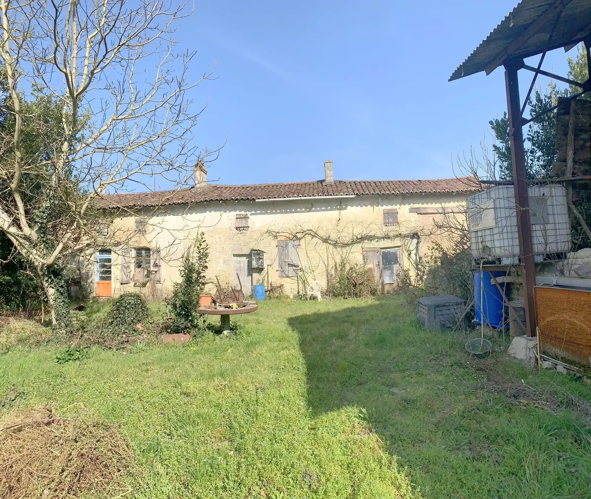 Maison à rénover de 100 m² avec dépendances à Cresse (17160), grand potentiel 