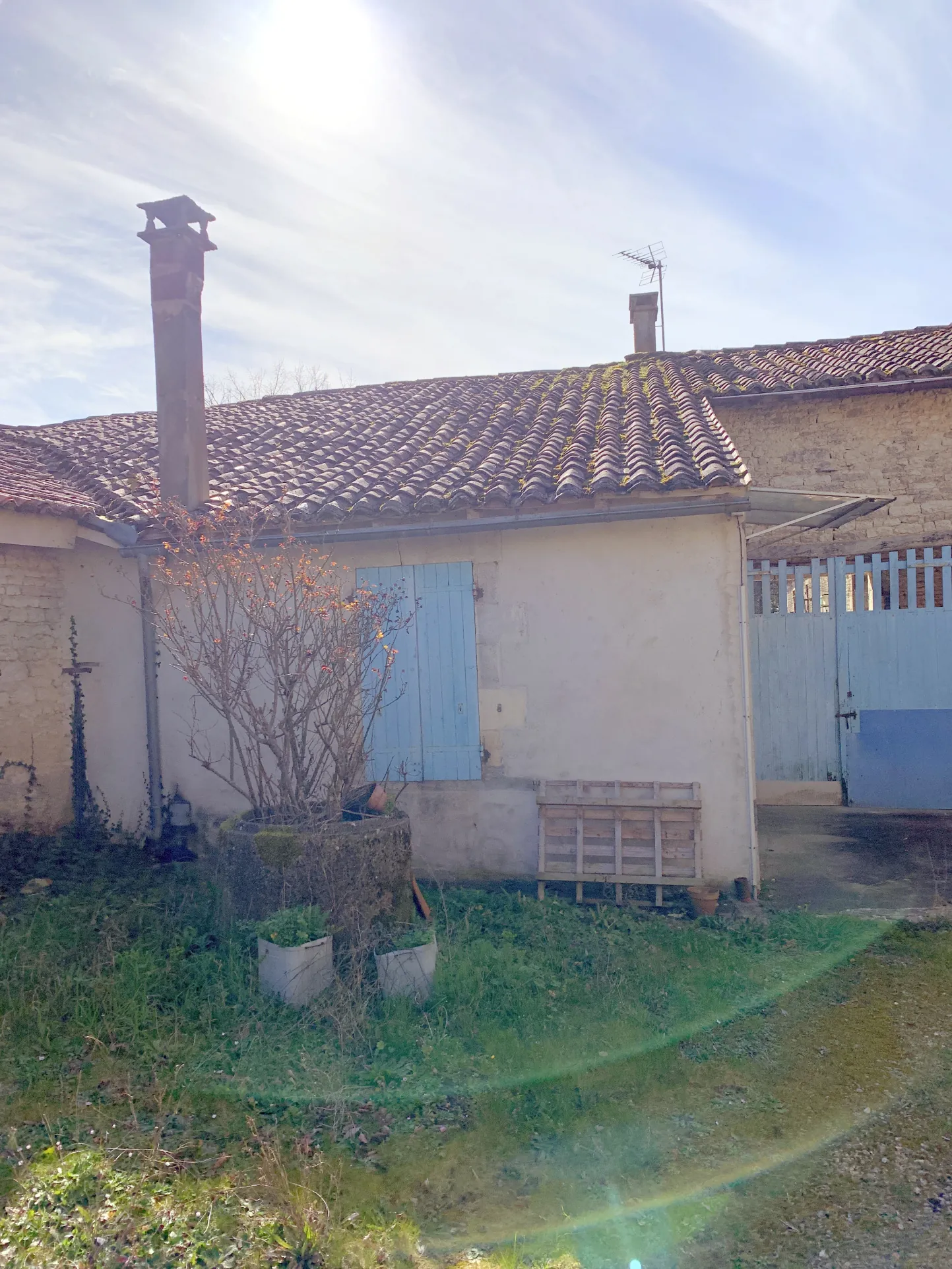 Maison à rénover de 100 m² avec dépendances à Cresse (17160), grand potentiel 