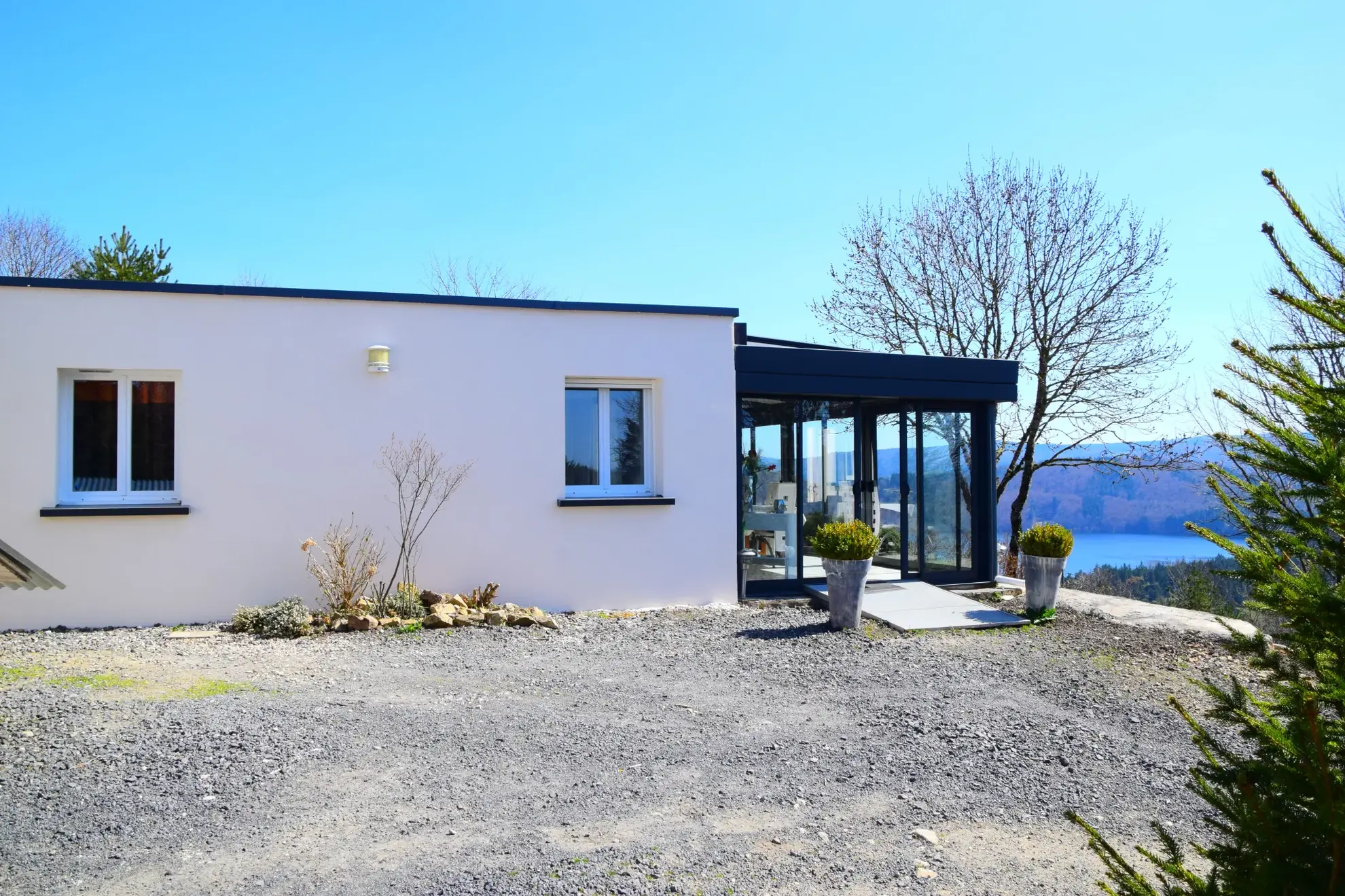 Villa unique avec vue panoramique sur le lac d’Issarlès en Ardèche 