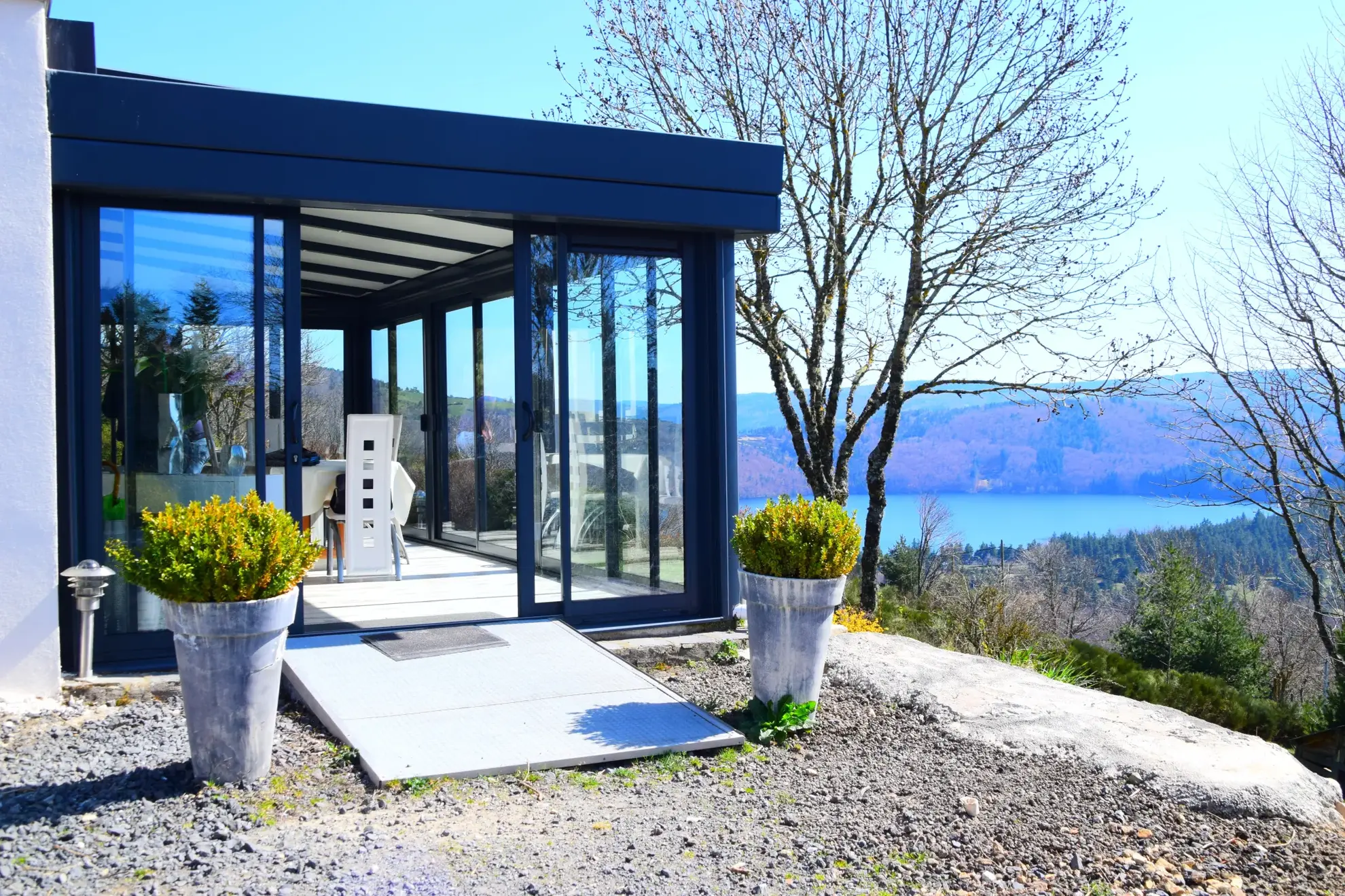 Villa unique avec vue panoramique sur le lac d’Issarlès en Ardèche 