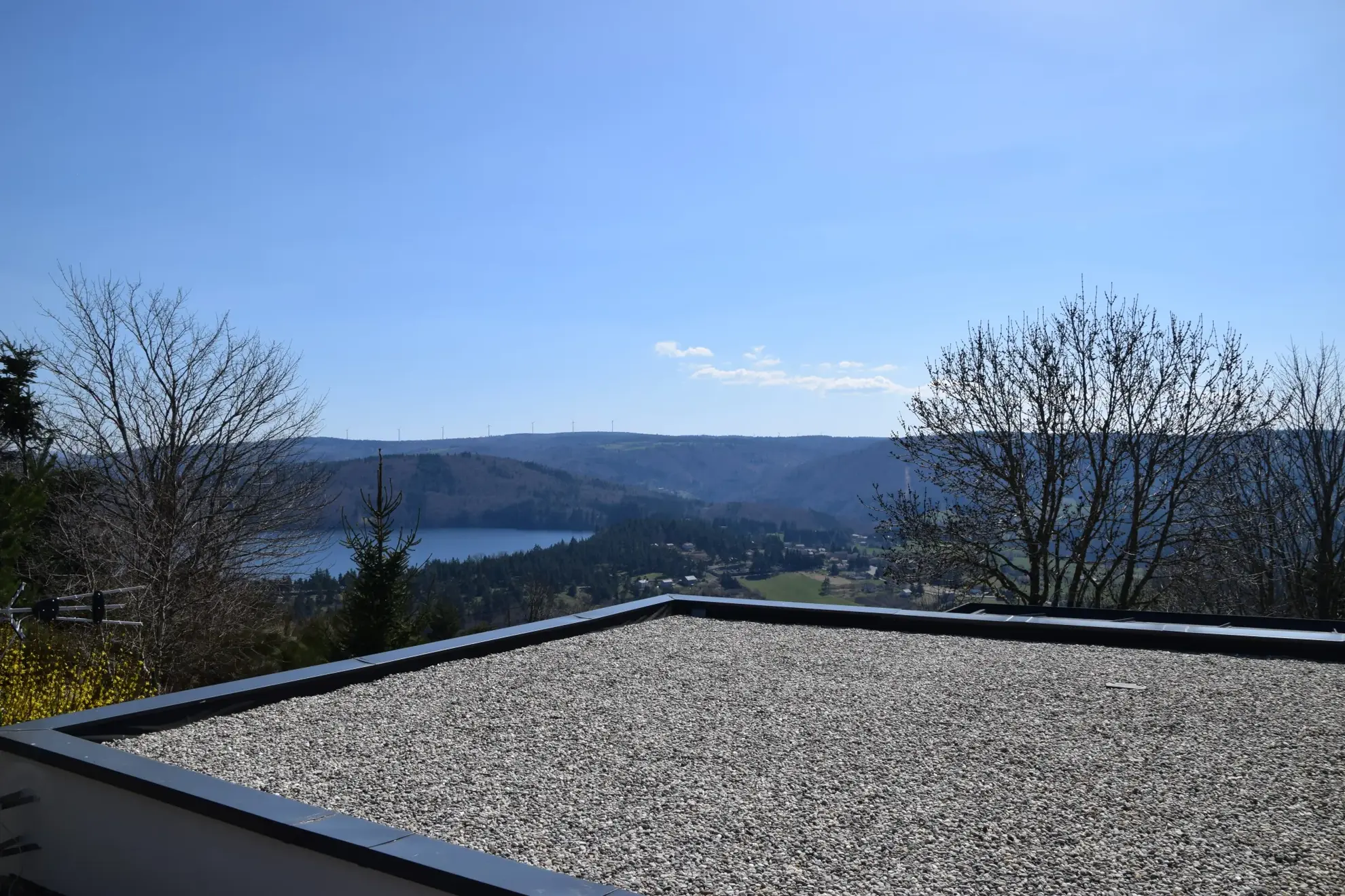 Villa unique avec vue panoramique sur le lac d’Issarlès en Ardèche 