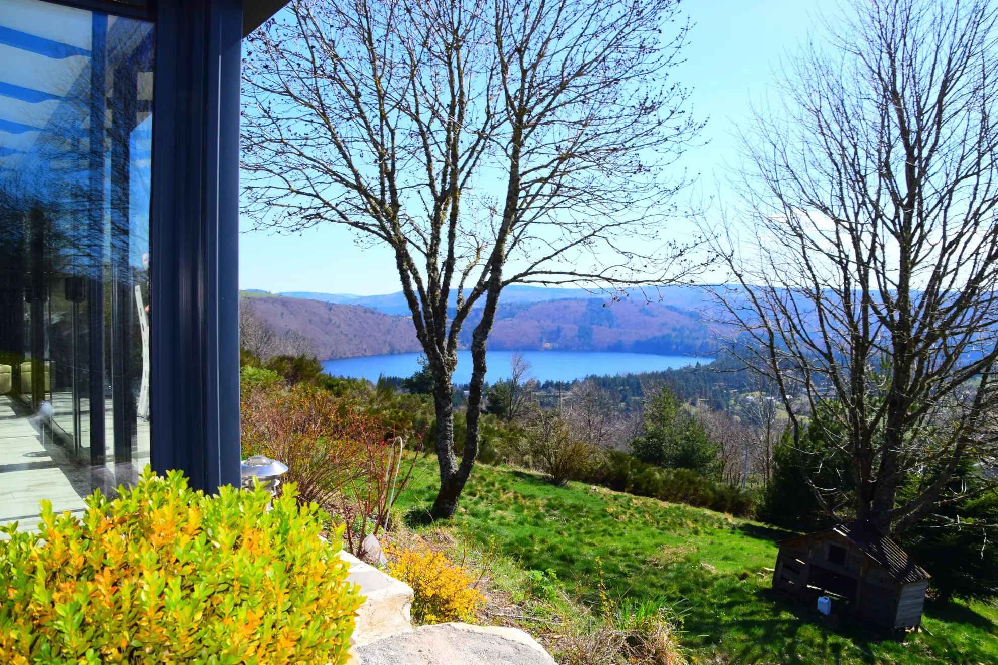 Villa unique avec vue panoramique sur le lac d’Issarlès en Ardèche 