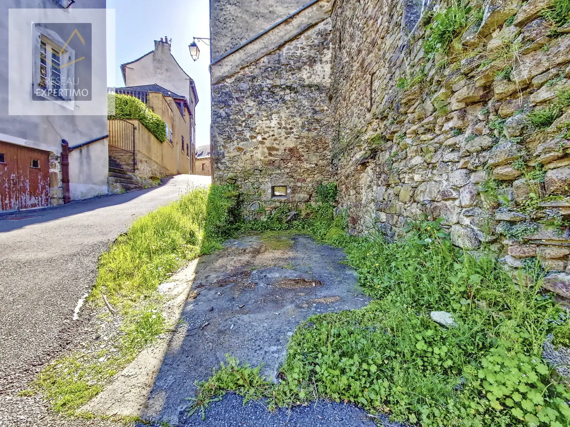 Maison de village à vendre à Cassagnes Begonhes avec grenier à aménager 