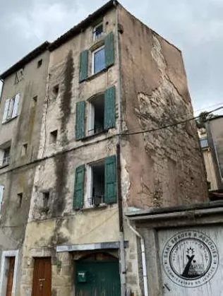 Immeuble de 69m² à vendre à Lodève pour 19 000 € – Opportunité d'investissement locatif