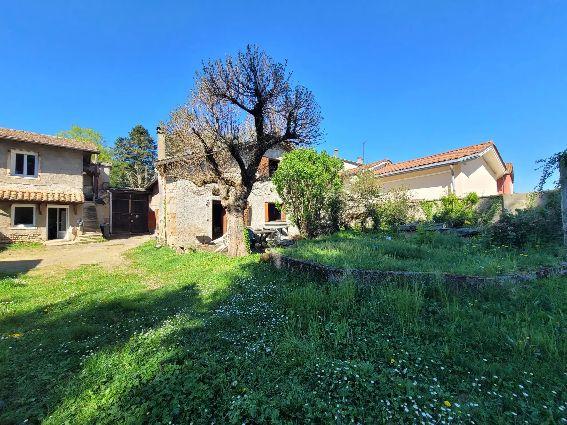 Maison à rénover de 92 m² avec terrain de 400 m² à Reyrieux, proximité Lyon