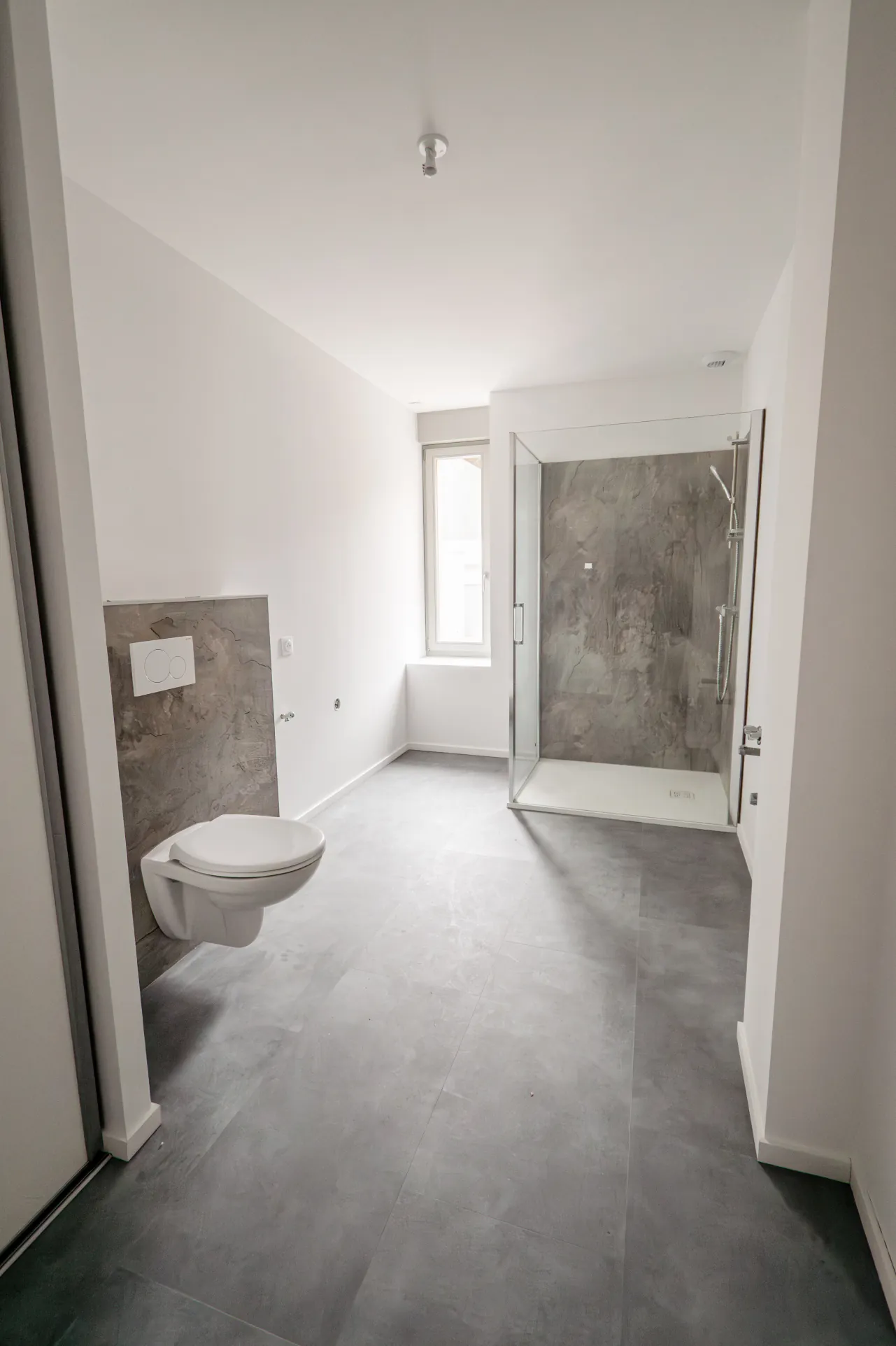 Appartement 5 pièces avec terrasse, cave et parking à La Cluse-et-Mijoux 