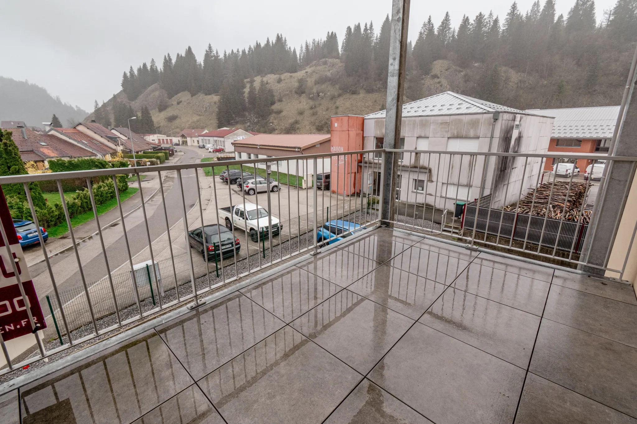 Appartement 5 pièces avec terrasse, cave et parking à La Cluse-et-Mijoux 