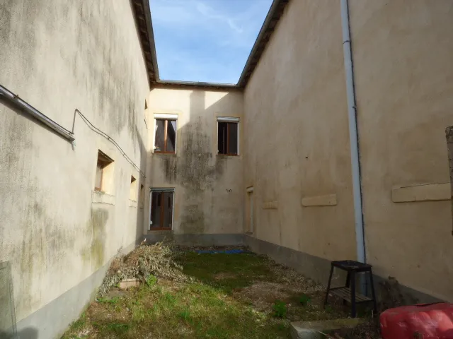 Immeuble locatif à Toul avec 5 grands appartements, idéal investissement 