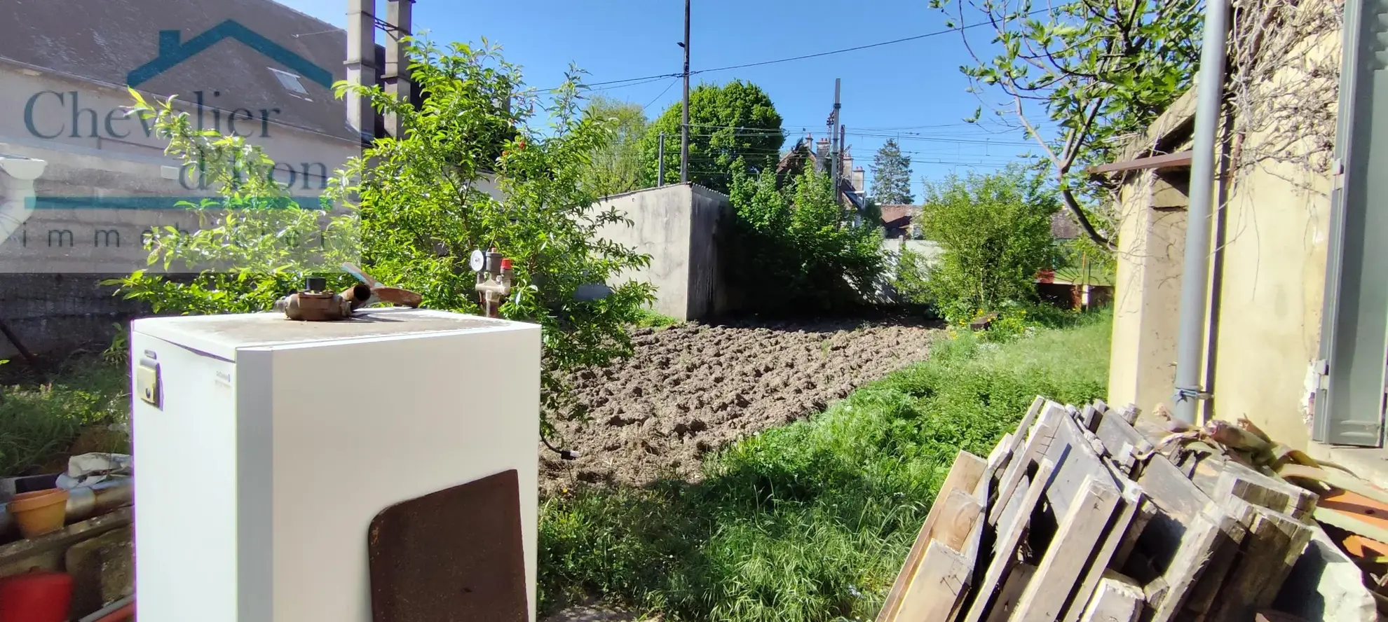 Immeuble multifonctionnel à vendre à Tonnerre avec jardin et terrasse 