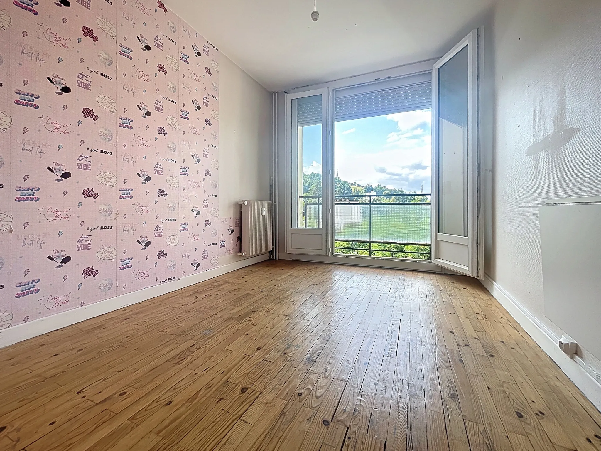 Appartement T4 à rénover à Saint-Étienne Solaure avec balcon et parking collectif 