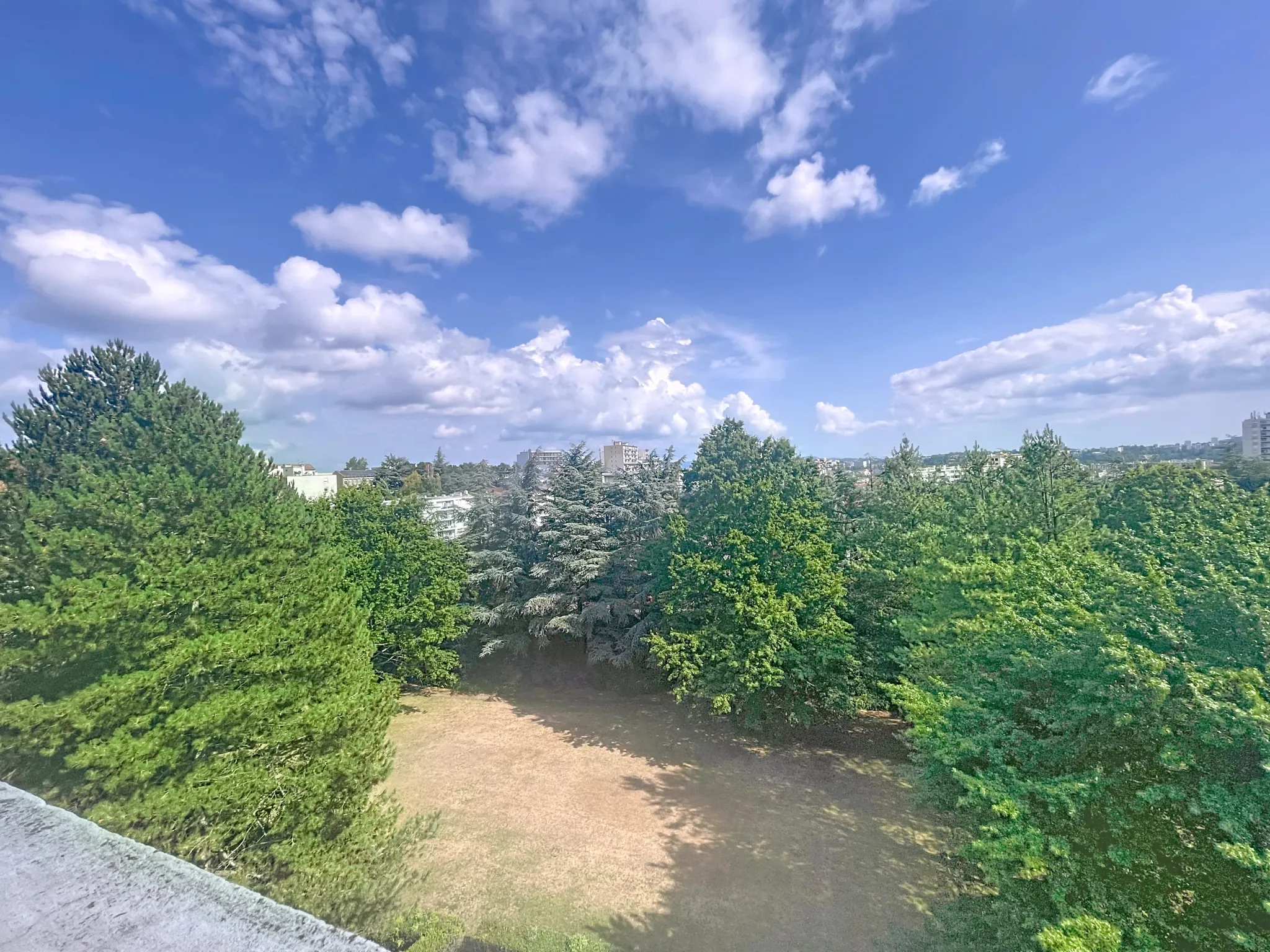 Appartement T4 à rénover à Saint-Étienne Solaure avec balcon et parking collectif 