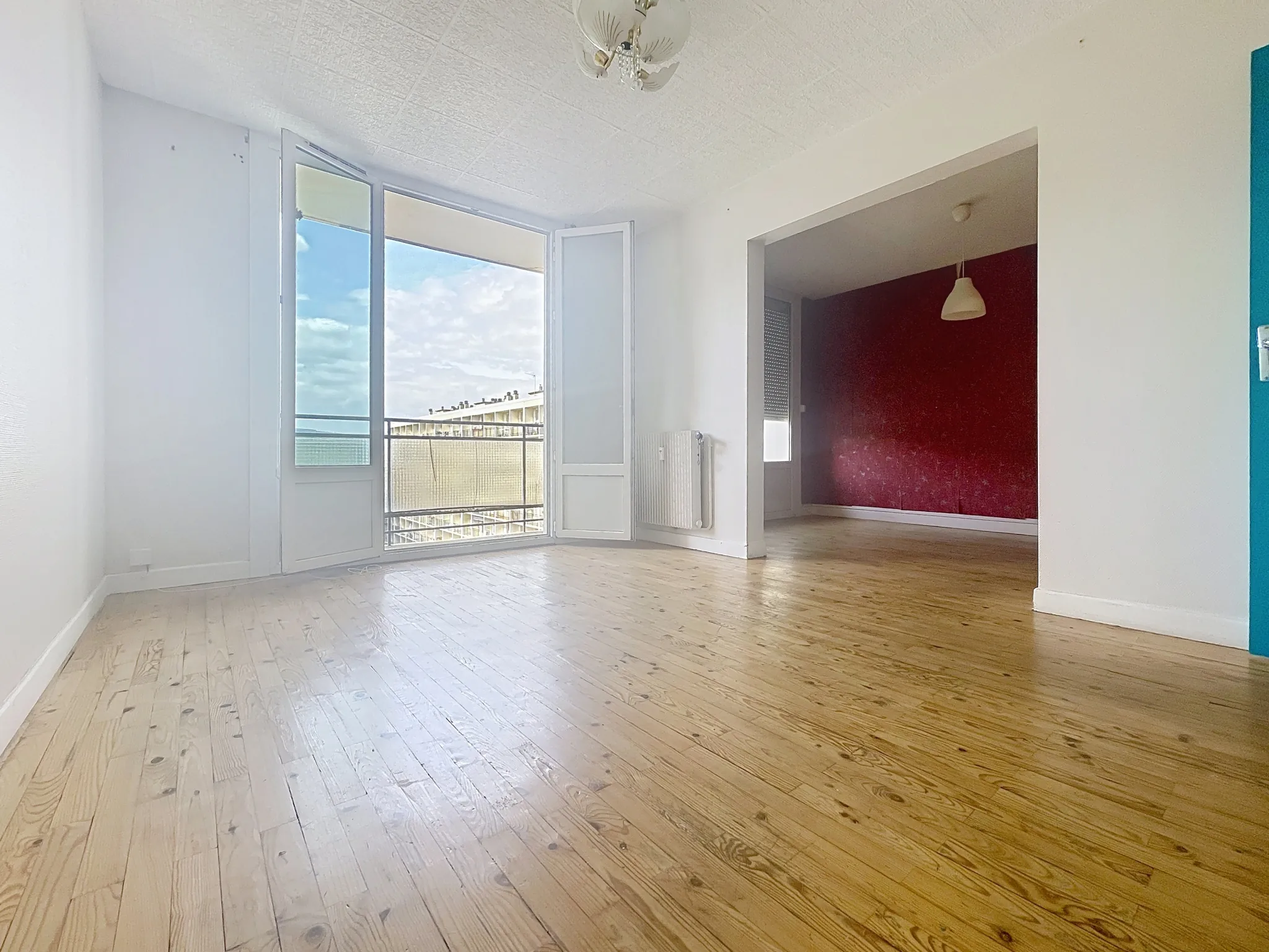 Appartement T4 à rénover à Saint-Étienne Solaure avec balcon et parking collectif 