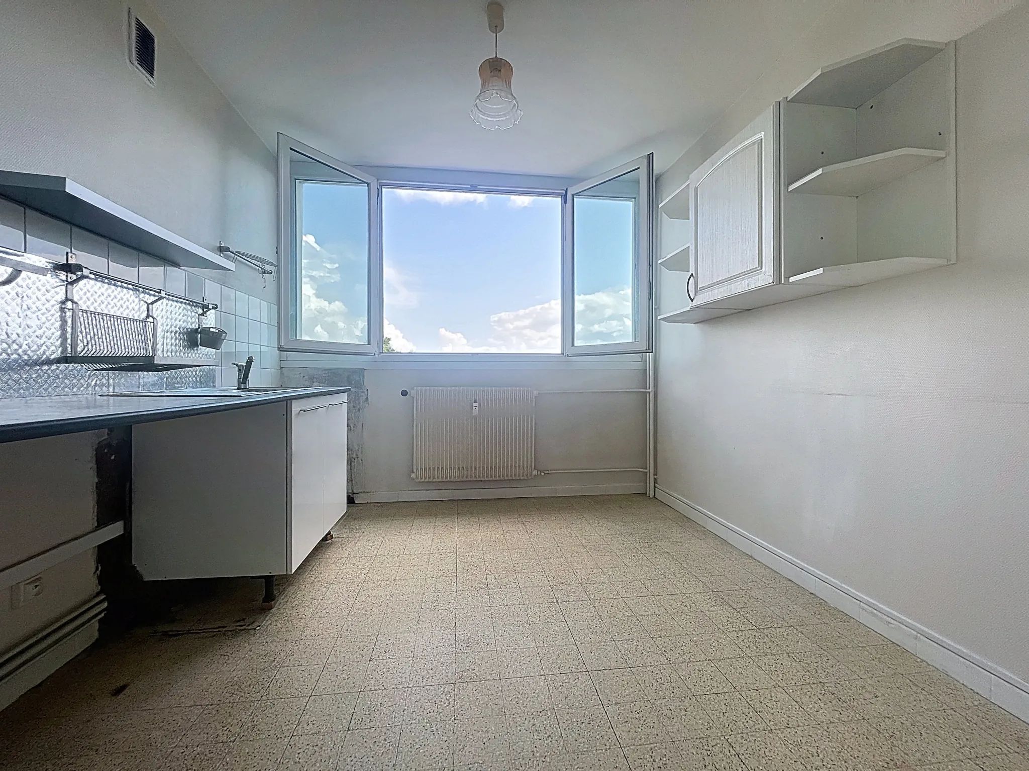 Appartement T4 à rénover à Saint-Étienne Solaure avec balcon et parking collectif 