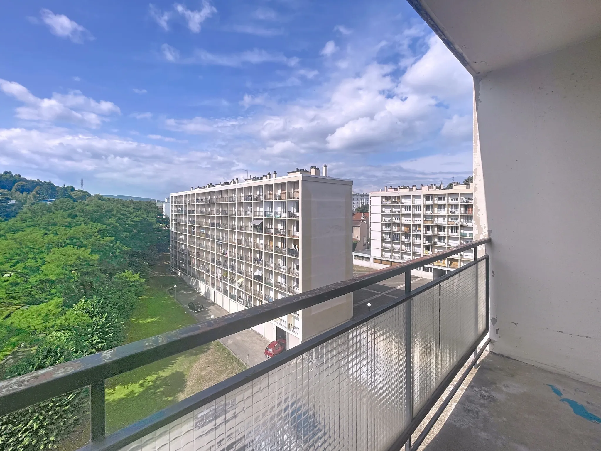 Appartement T4 à rénover à Saint-Étienne Solaure avec balcon et parking collectif 