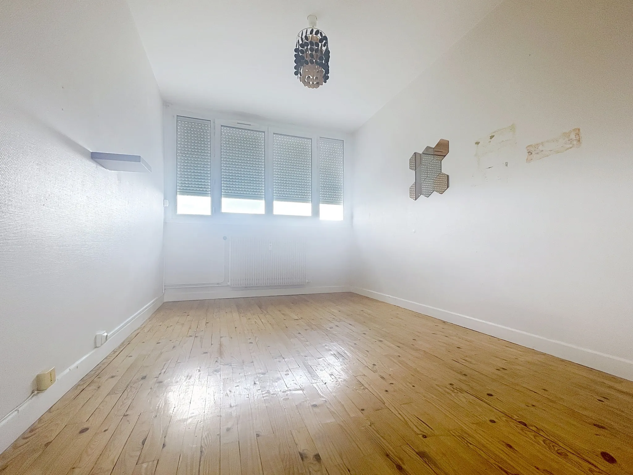 Appartement T4 à rénover à Saint-Étienne Solaure avec balcon et parking collectif 