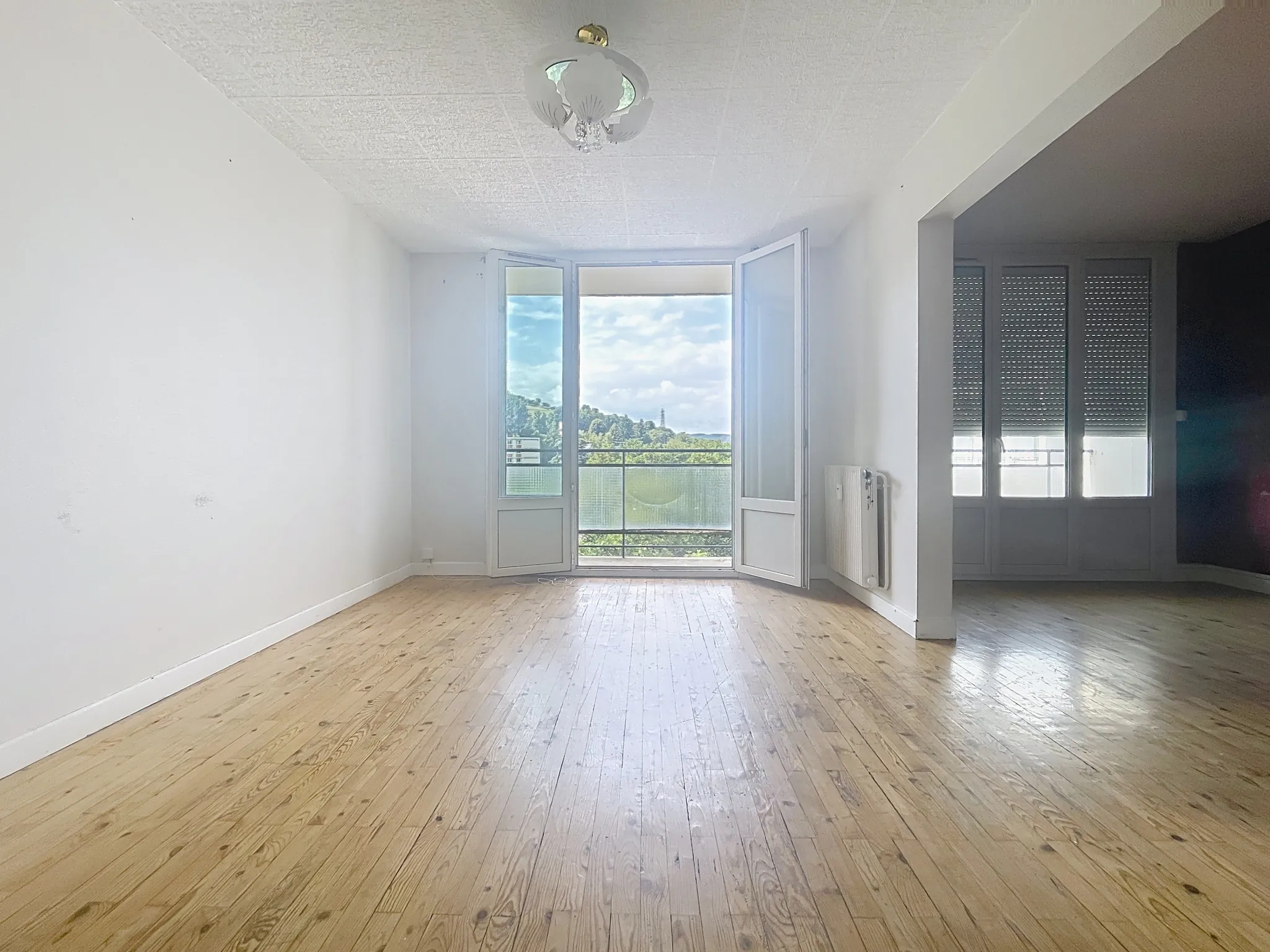 Appartement T4 à rénover à Saint-Étienne Solaure avec balcon et parking collectif 