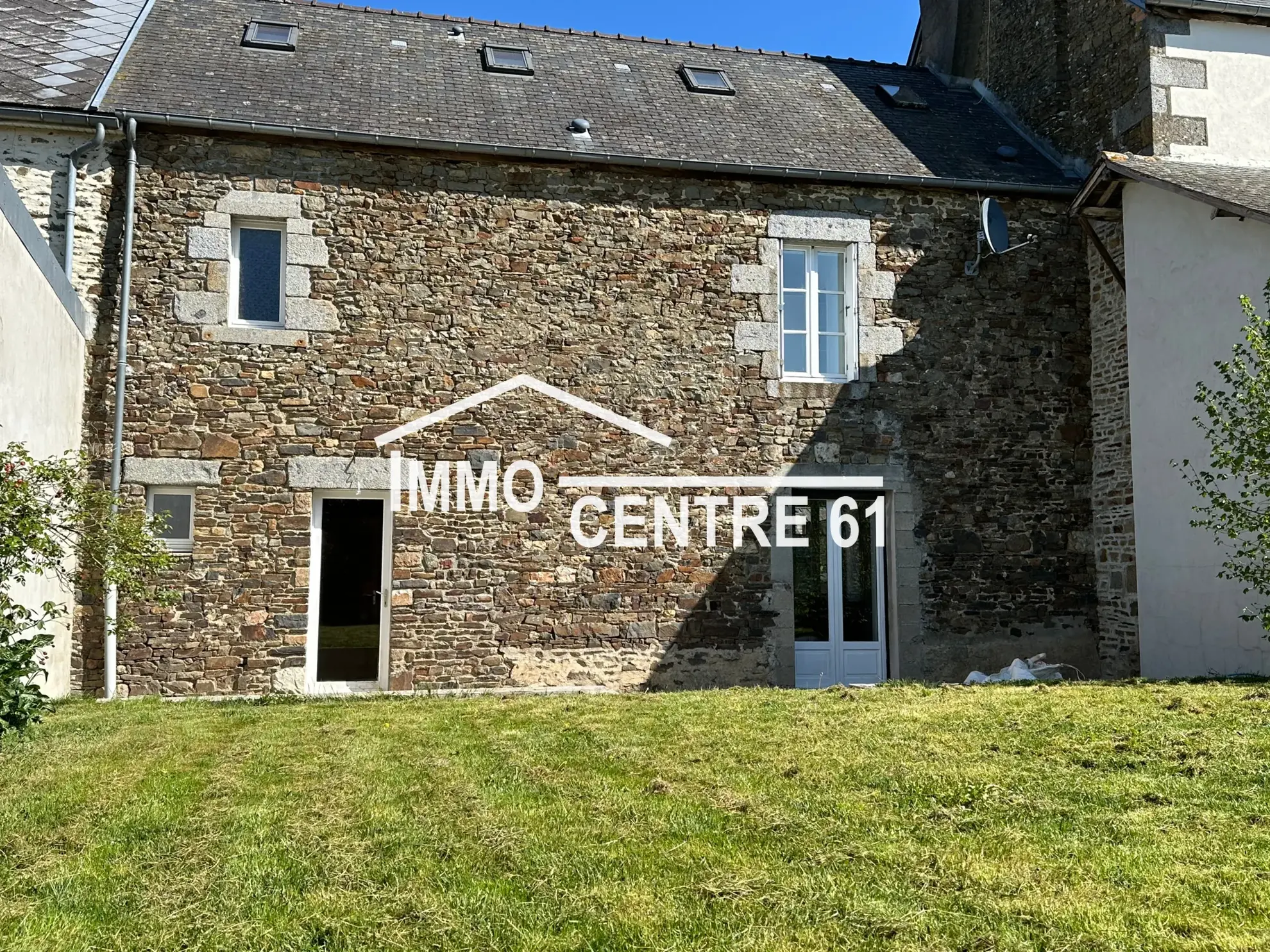 Maison de ville rénovée avec terrasse et jardin à Couterne (61410)