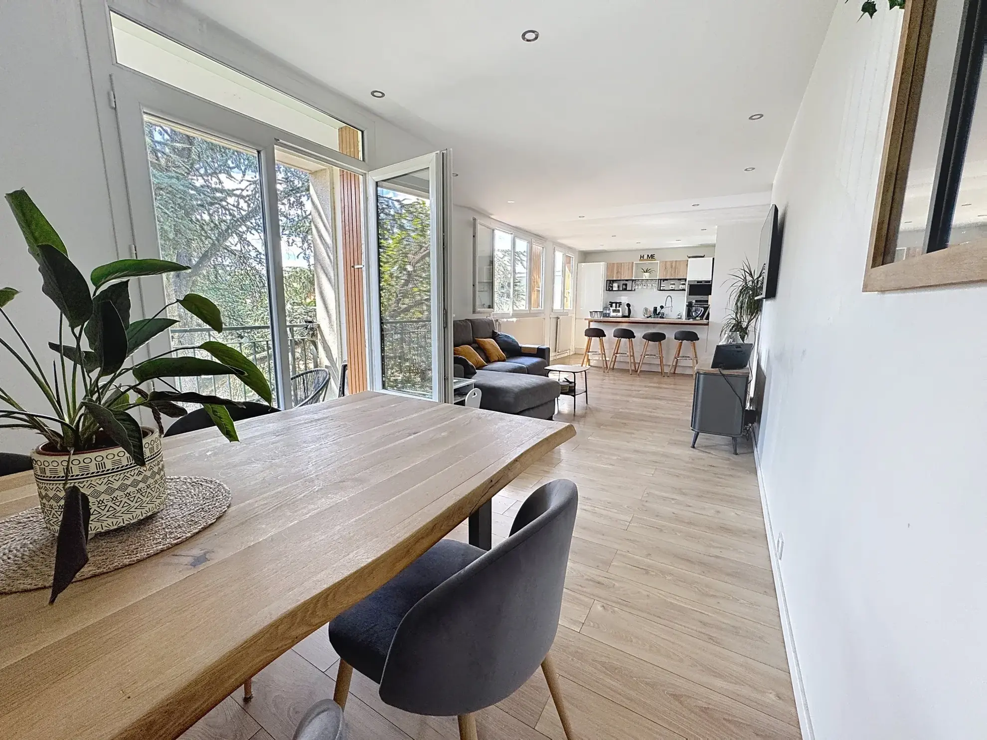 T3 rénové avec balcon à Pierre-Bénite, proximité commodités