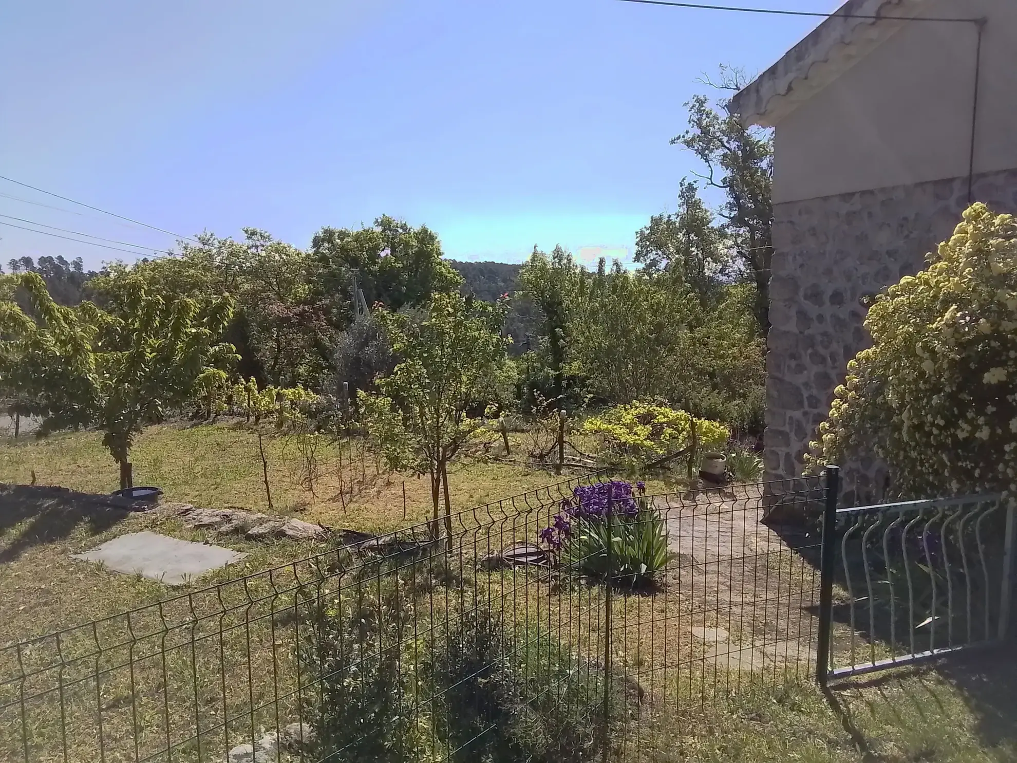 Belle villa ardéchoise de 90 m² avec jardin fleuri et vue imprenable à Chassiers 