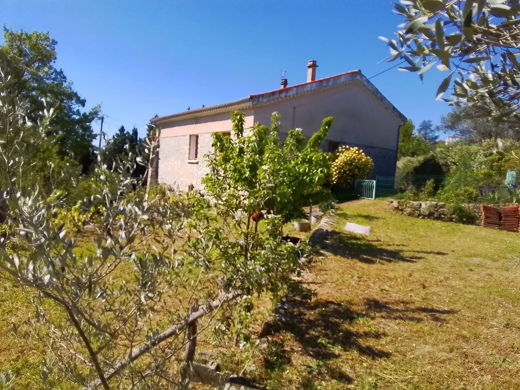 Belle villa ardéchoise de 90 m² avec jardin fleuri et vue imprenable à Chassiers 