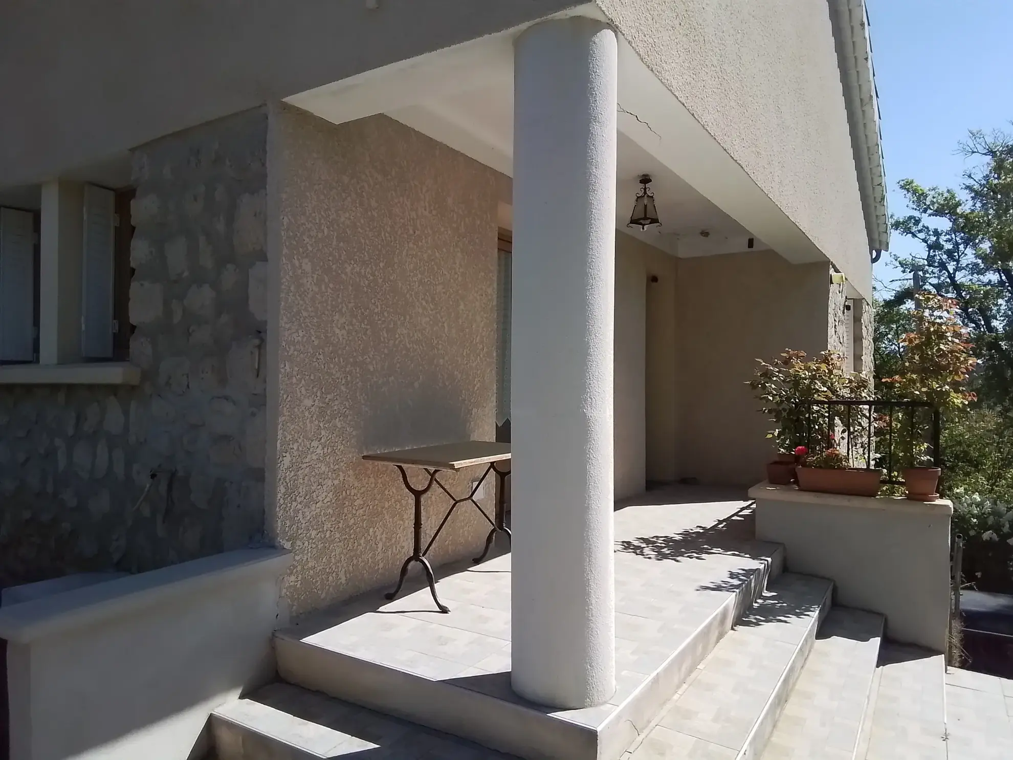 Belle villa ardéchoise de 90 m² avec jardin fleuri et vue imprenable à Chassiers 