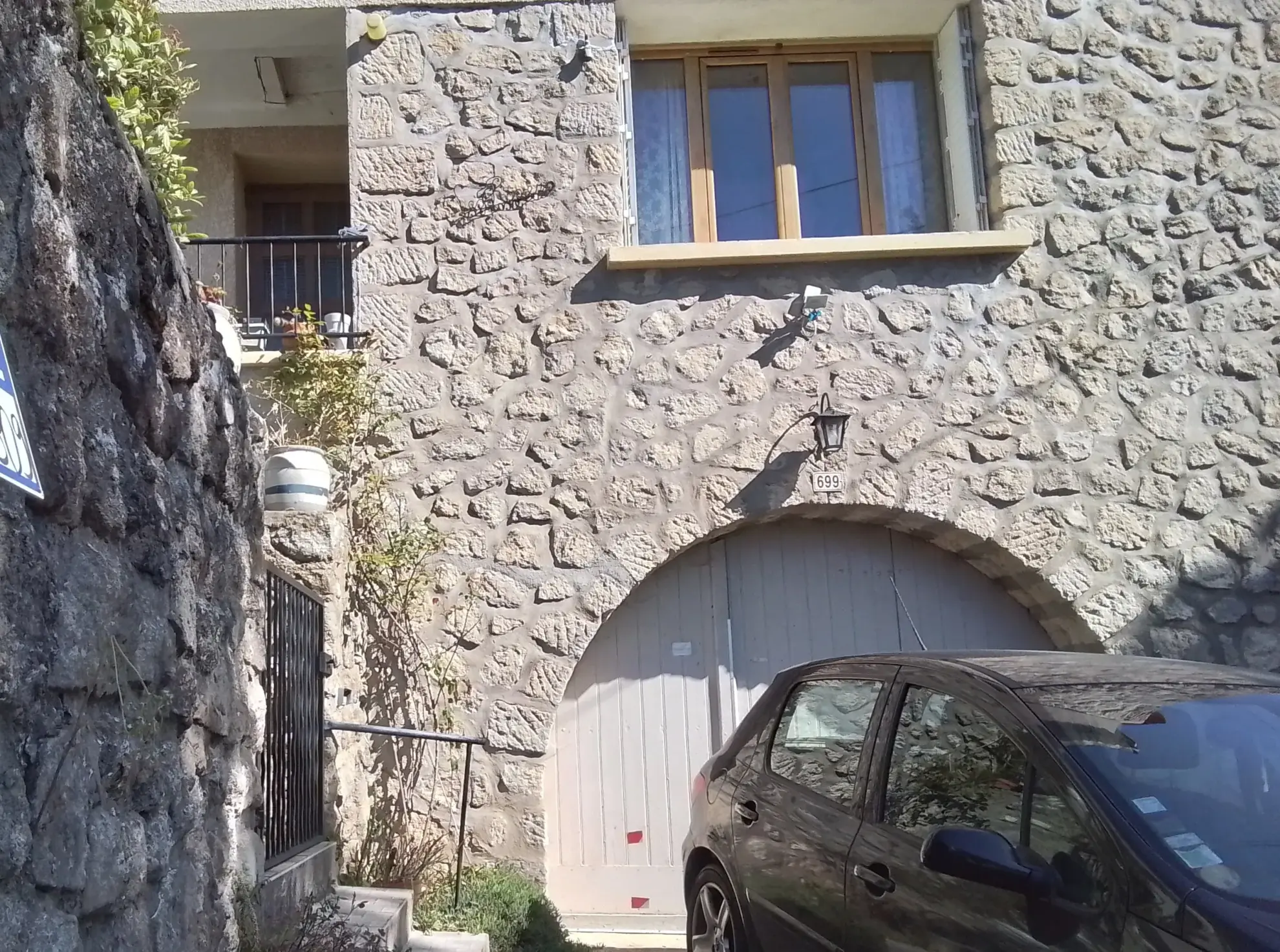 Belle villa ardéchoise de 90 m² avec jardin fleuri et vue imprenable à Chassiers 