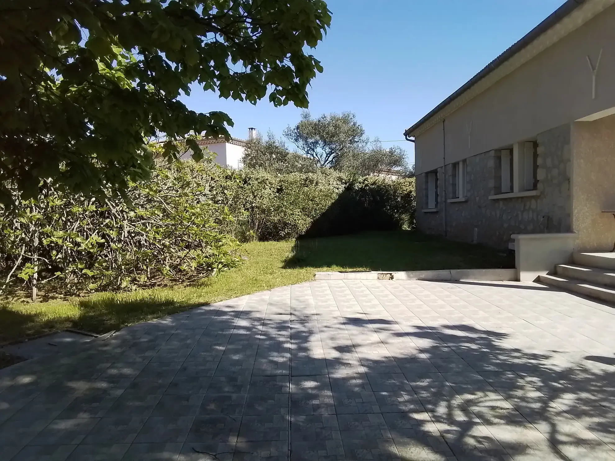 Villa récente de 90 m² avec jardin fleuri à Chassiers en Ardèche 