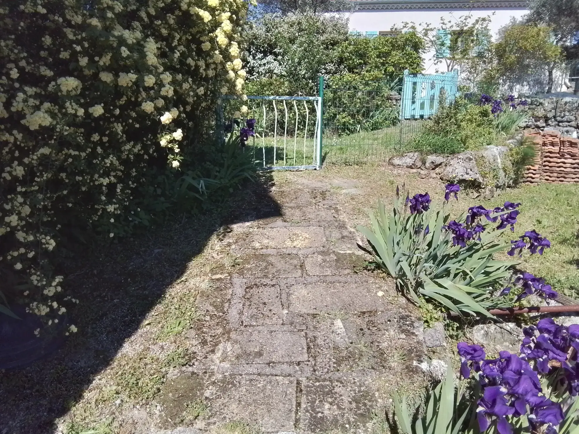 Belle villa ardéchoise de 90 m² avec jardin fleuri et vue imprenable à Chassiers 