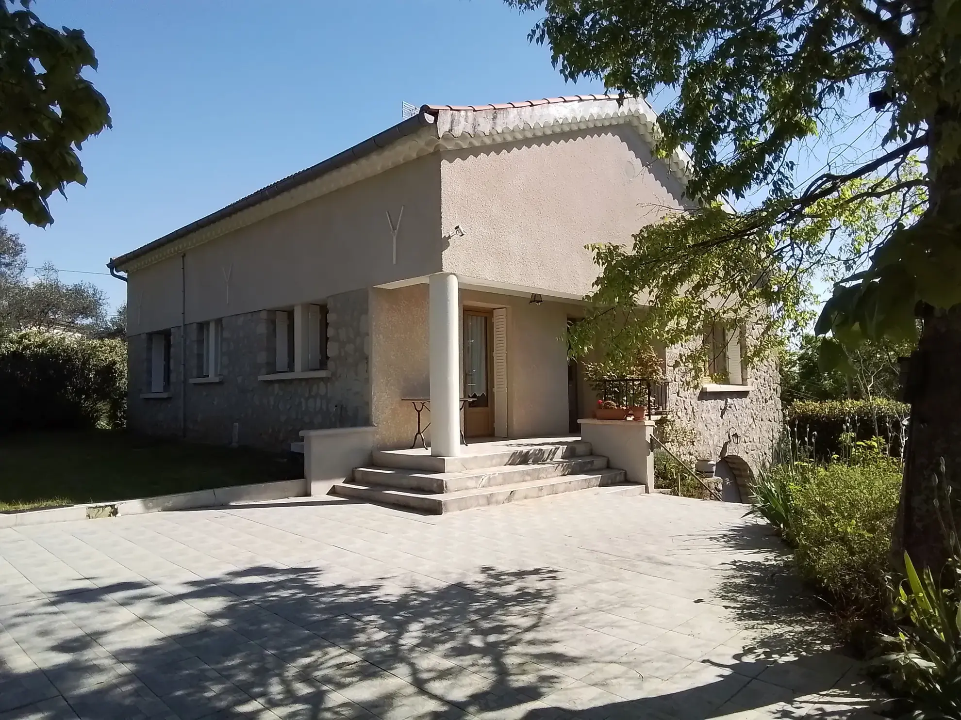 Belle villa ardéchoise de 90 m² avec jardin fleuri et vue imprenable à Chassiers 