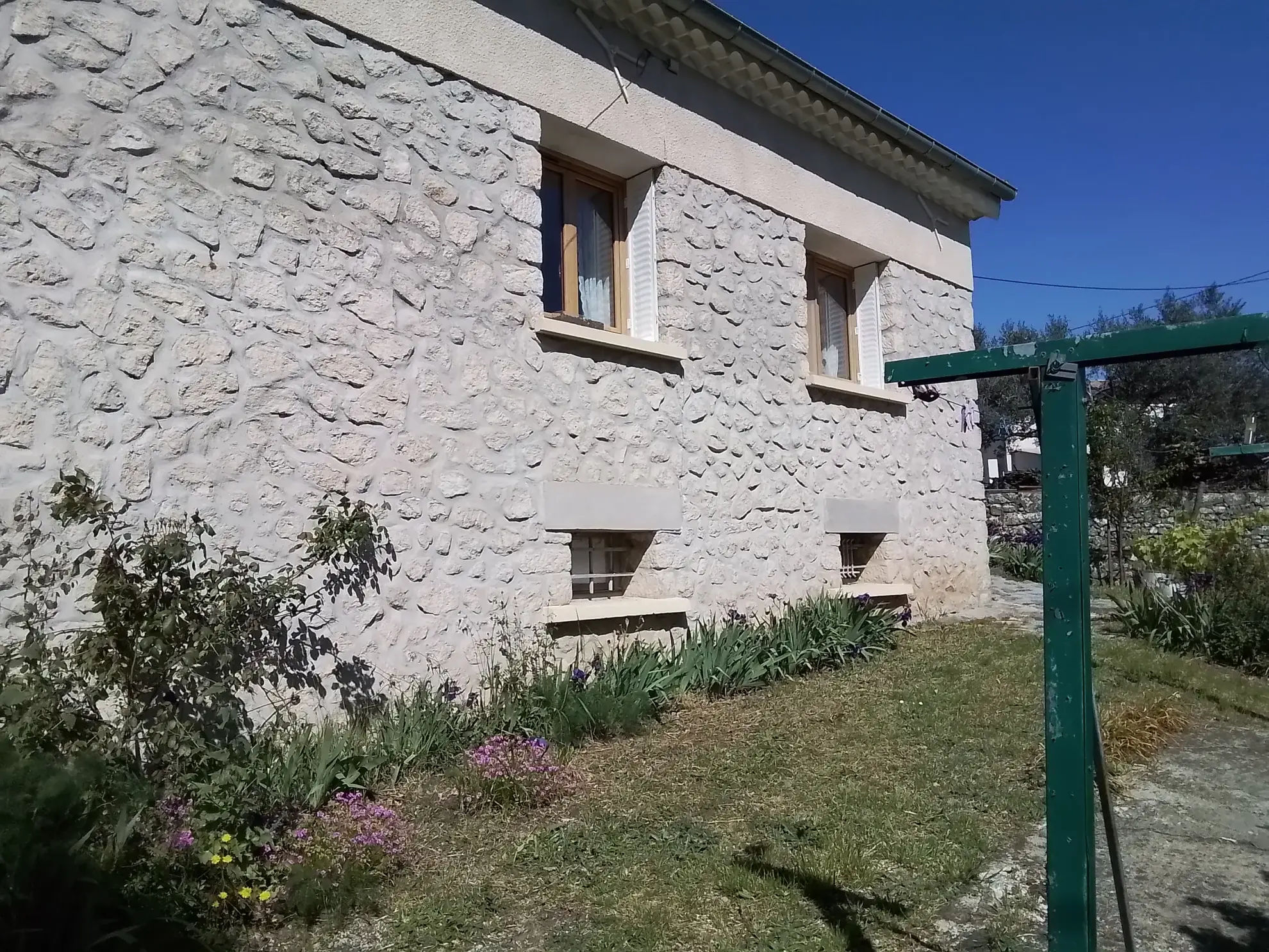 Belle villa ardéchoise de 90 m² avec jardin fleuri et vue imprenable à Chassiers 