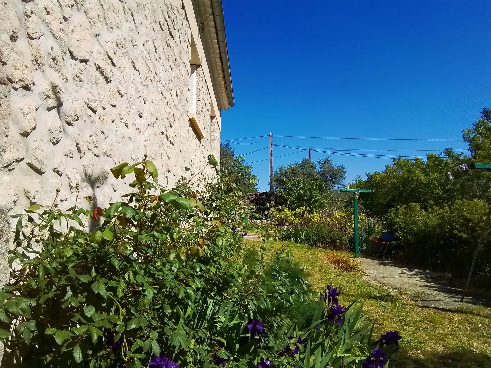 Belle villa ardéchoise de 90 m² avec jardin fleuri et vue imprenable à Chassiers 