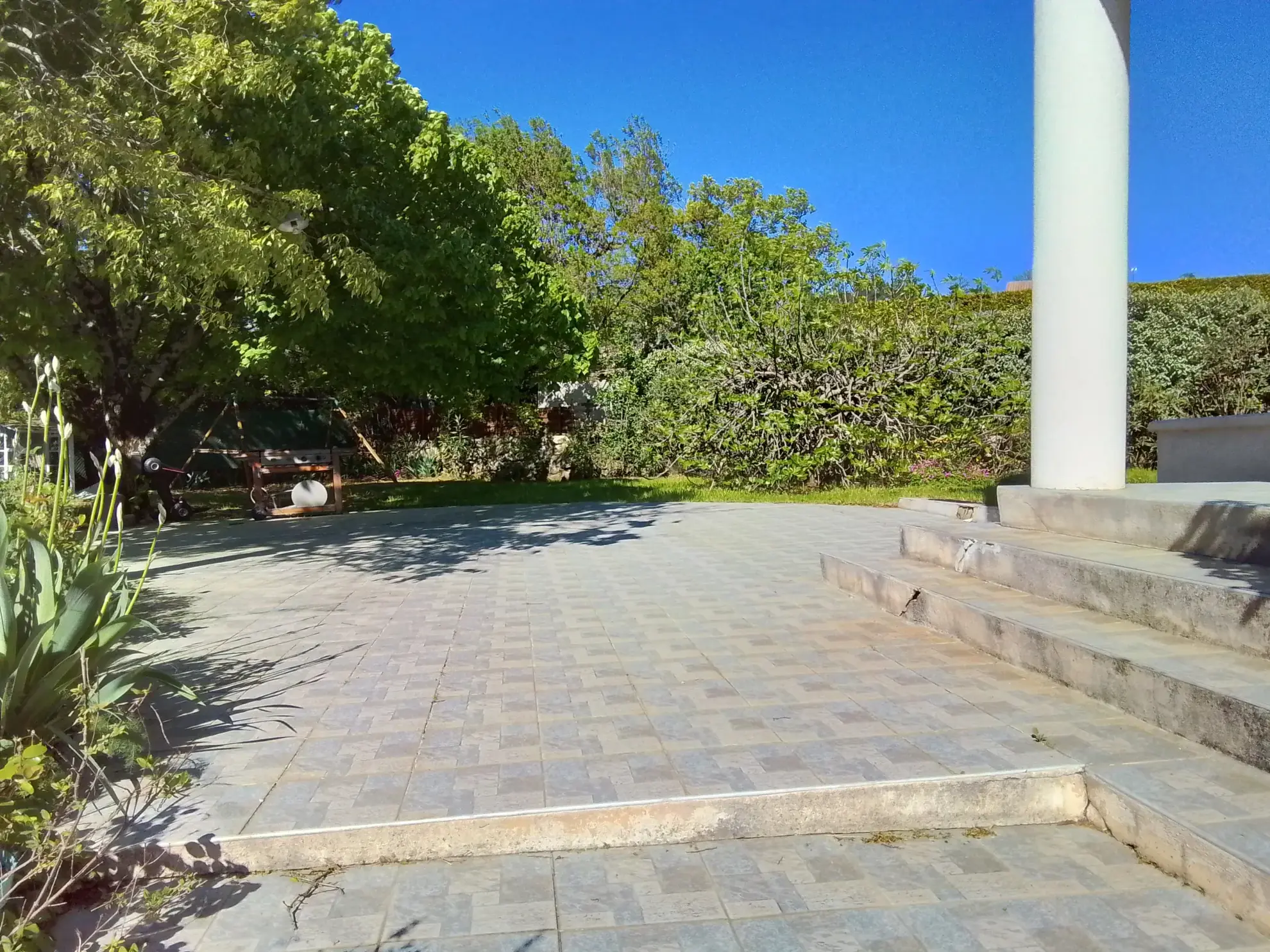 Belle villa ardéchoise de 90 m² avec jardin fleuri et vue imprenable à Chassiers 