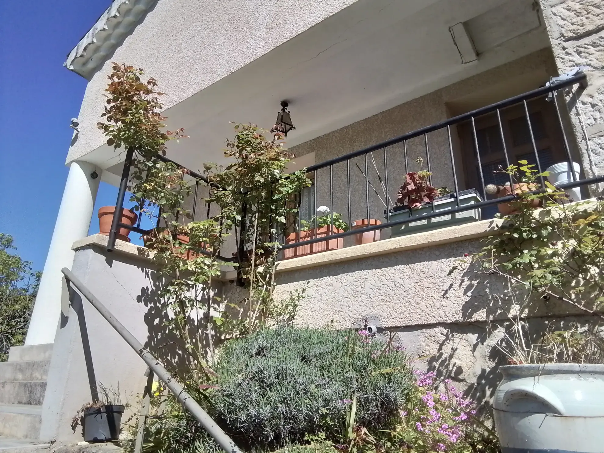 Belle villa ardéchoise de 90 m² avec jardin fleuri et vue imprenable à Chassiers 