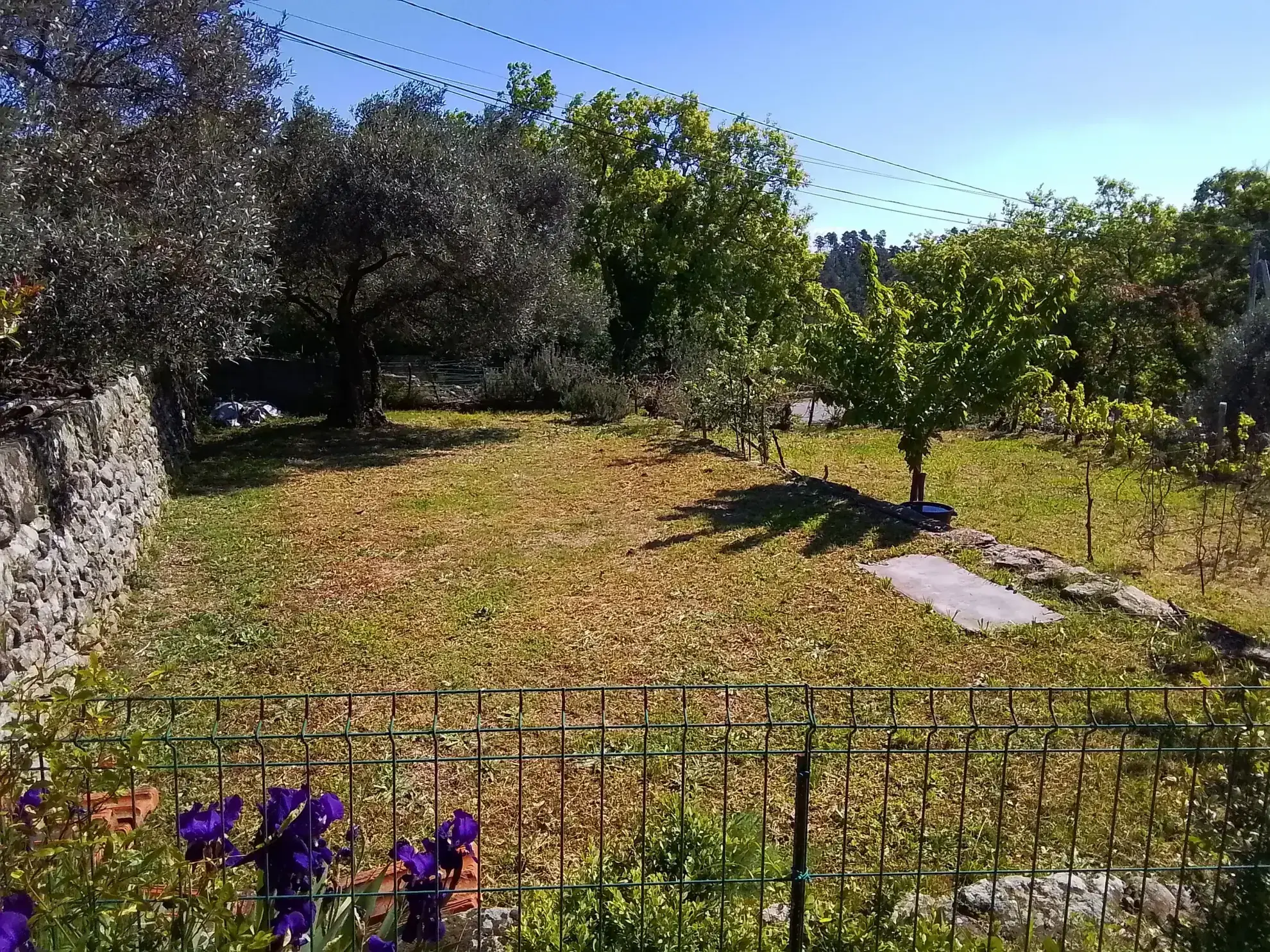Belle villa ardéchoise de 90 m² avec jardin fleuri et vue imprenable à Chassiers 