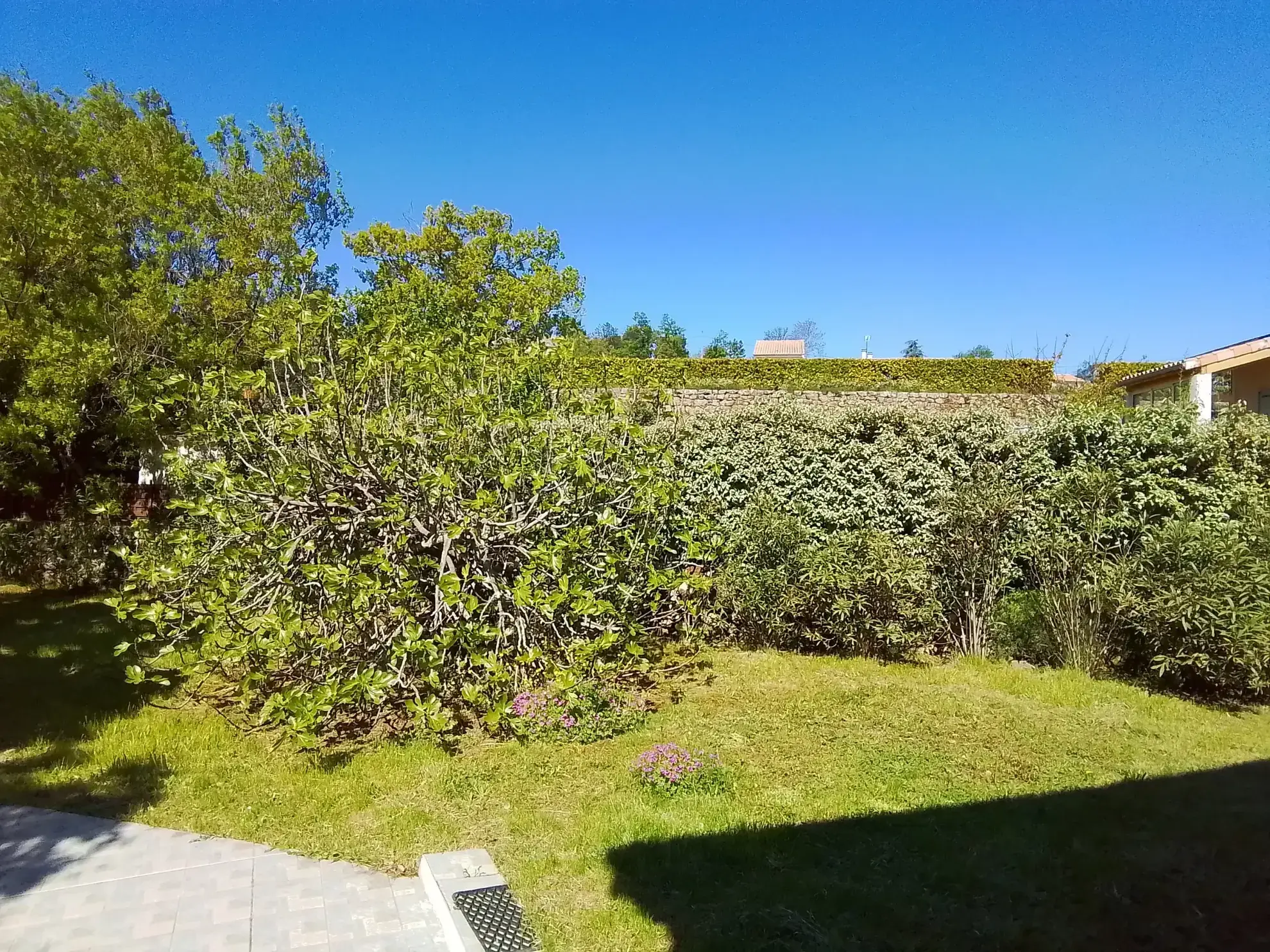 Villa récente de 90 m² avec jardin fleuri à Chassiers en Ardèche 