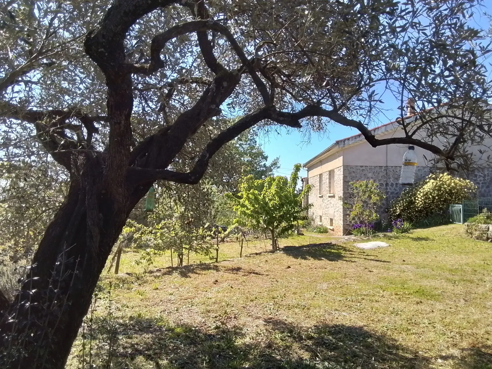 Villa récente de 90 m² avec jardin fleuri à Chassiers en Ardèche 