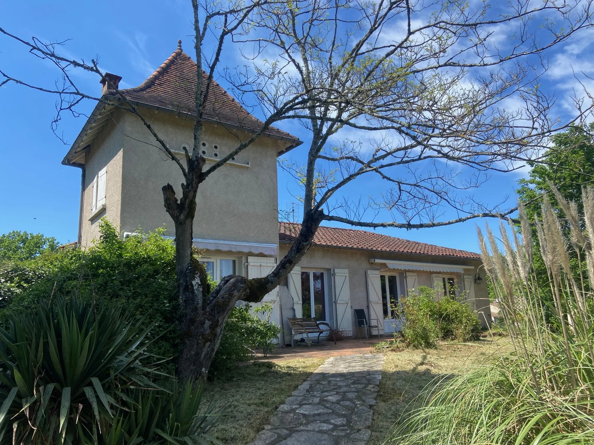 Belle maison moderne avec pigeonnier et jardin arboré à Pradines (46 090)