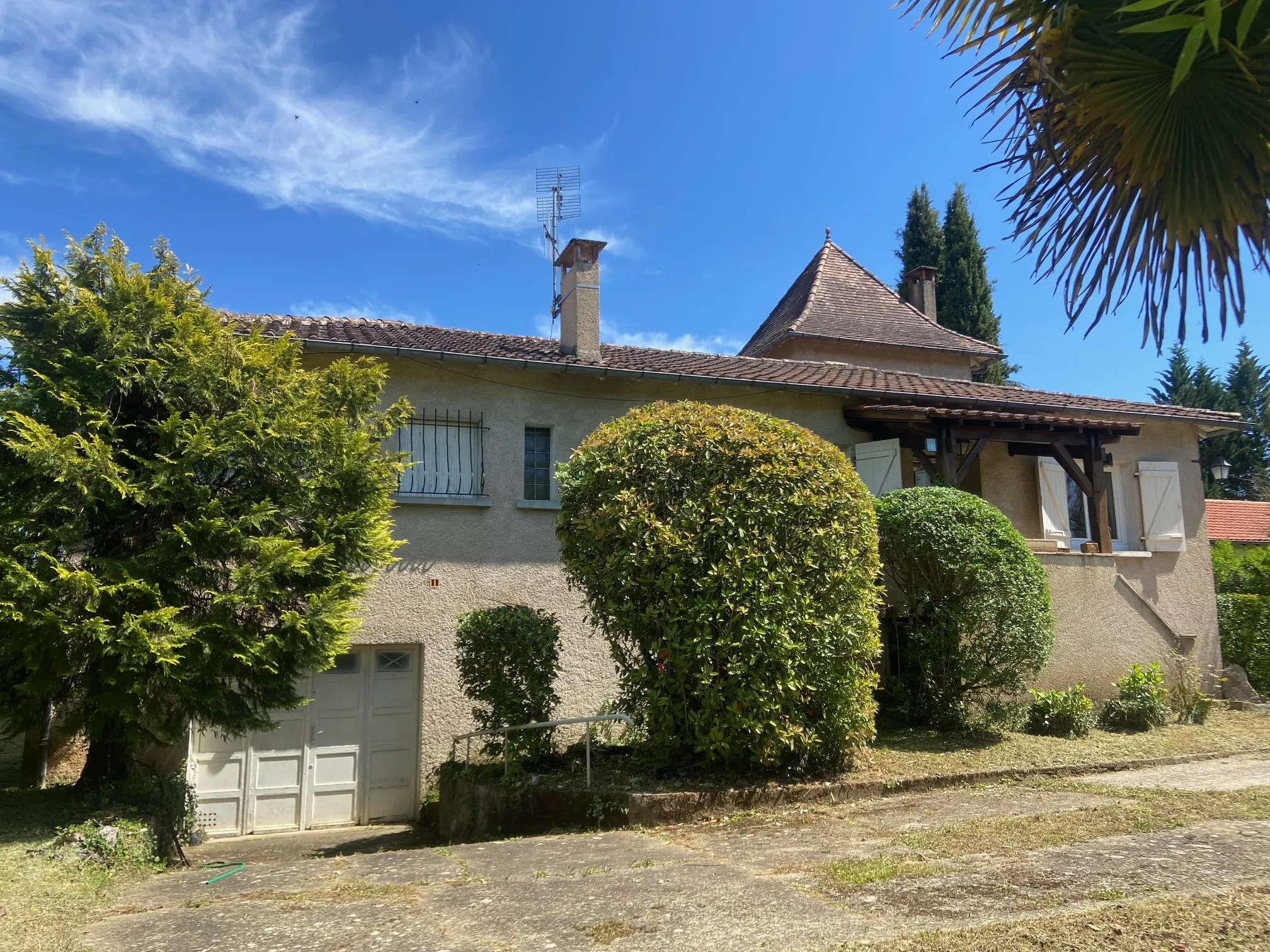 Belle maison moderne avec pigeonnier et jardin arboré à Pradines (46 090) 