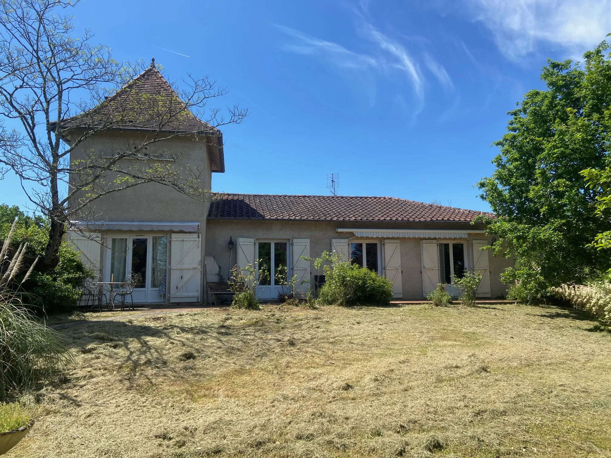 Belle maison moderne avec pigeonnier et jardin arboré à Pradines (46 090) 